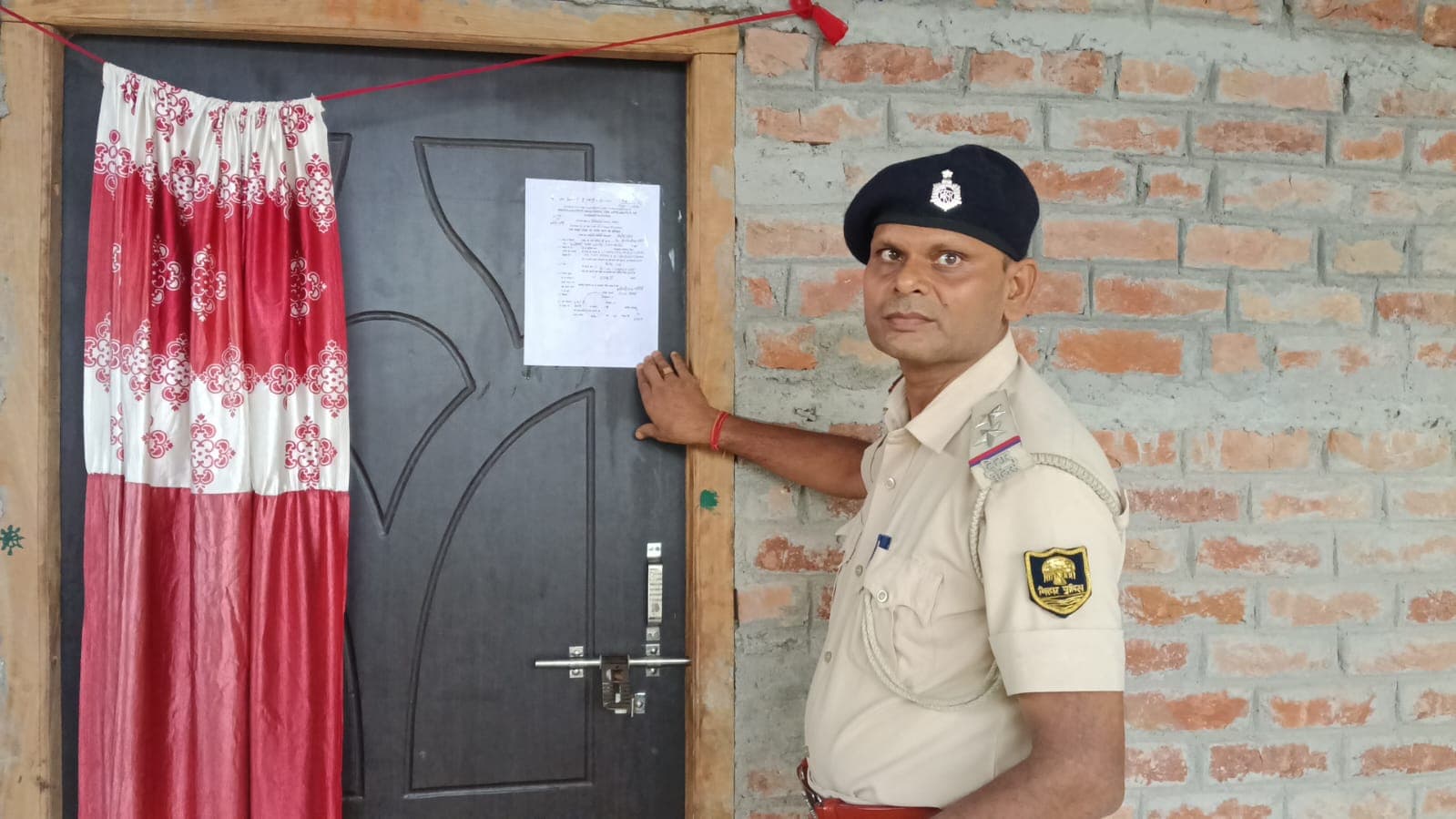 एससी-एसटी मामले में फरार आरोपी के घरपुलिस ने चिपकाया इश्तेहार एससी-एसटी मामले में फरार आरोपी के घरपुलिस ने चिपकाया इश्तेहार