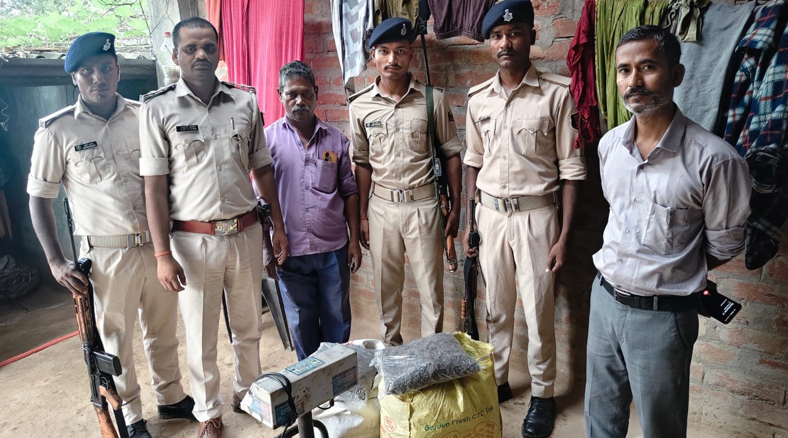 लौकही पुलिस ने छापेमारी कर 19 किलो गांजा किया बरामद, तस्कर फरार लौकही पुलिस ने छापेमारी कर 19 किलो गांजा किया बरामद, तस्कर फरार