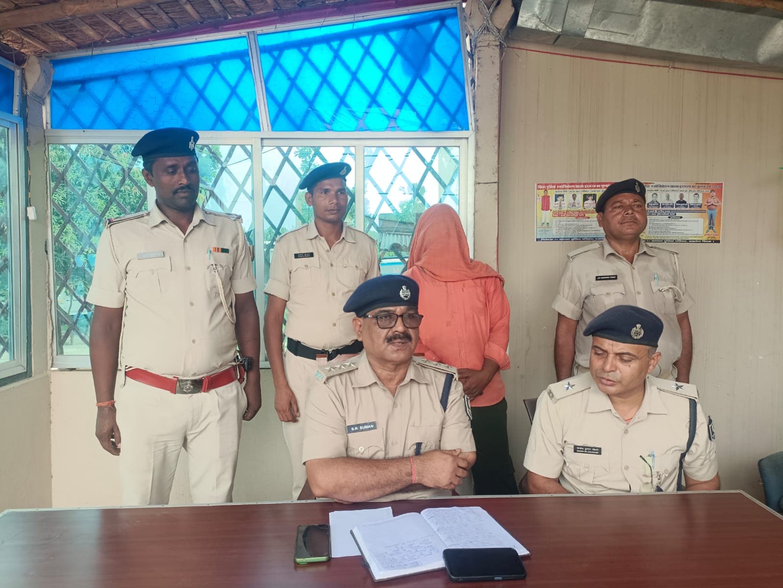 पौनद गांव में मिनी गन फैक्ट्री का भंडाफोड़, तीन देसी पिस्टल, चार मैगजीन, करीब 70 राउंड 7.64 एमएम कारतूस बरामद पौनद गांव में मिनी गन फैक्ट्री का भंडाफोड़, तीन देसी पिस्टल, चार मैगजीन, करीब 70 राउंड 7.64 एमएम कारतूस बरामद