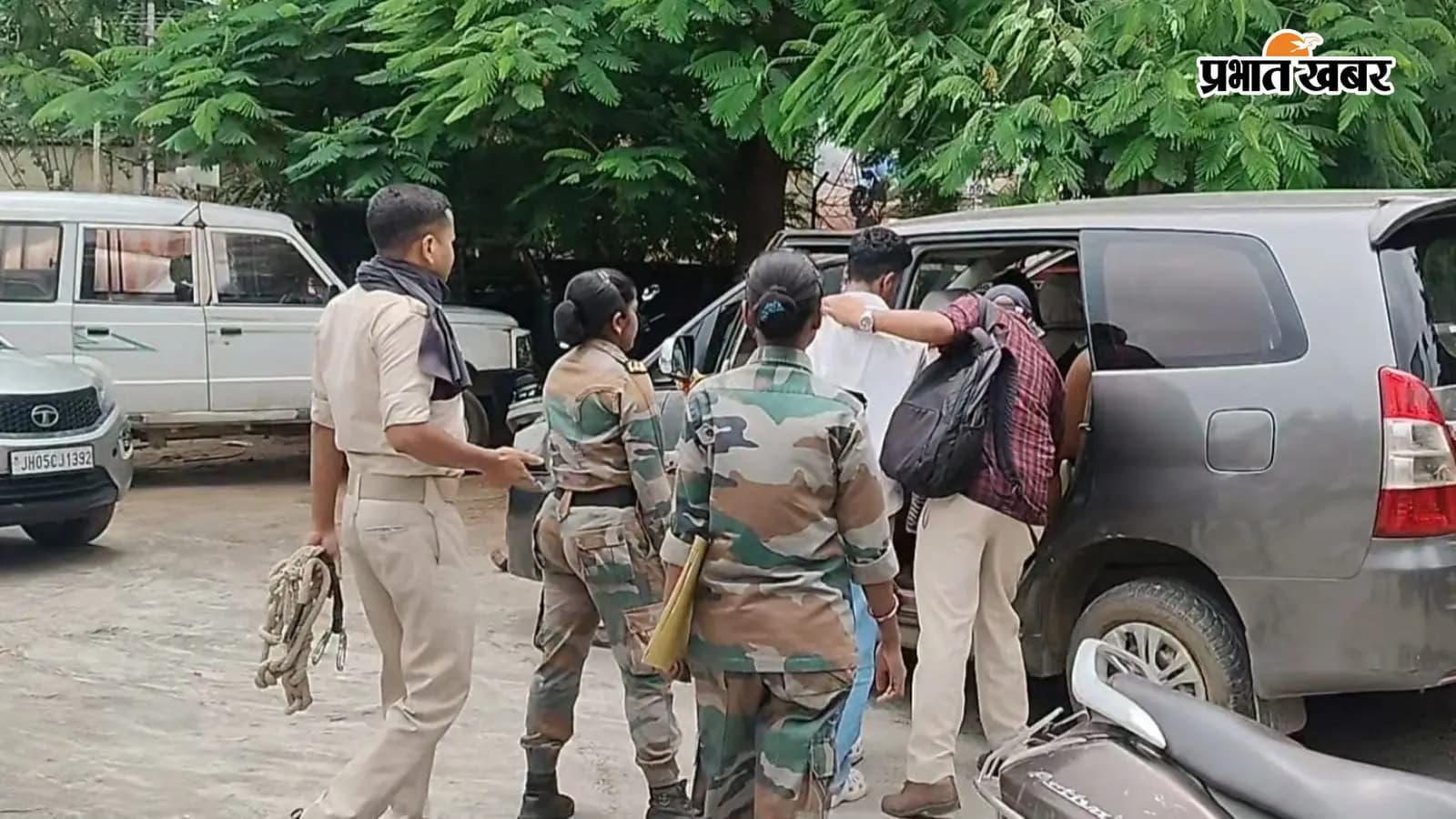 आरोपी को गिरफ्तार कर ले जाती रांची पुलिस आरोपी को गिरफ्तार कर ले जाती रांची पुलिस