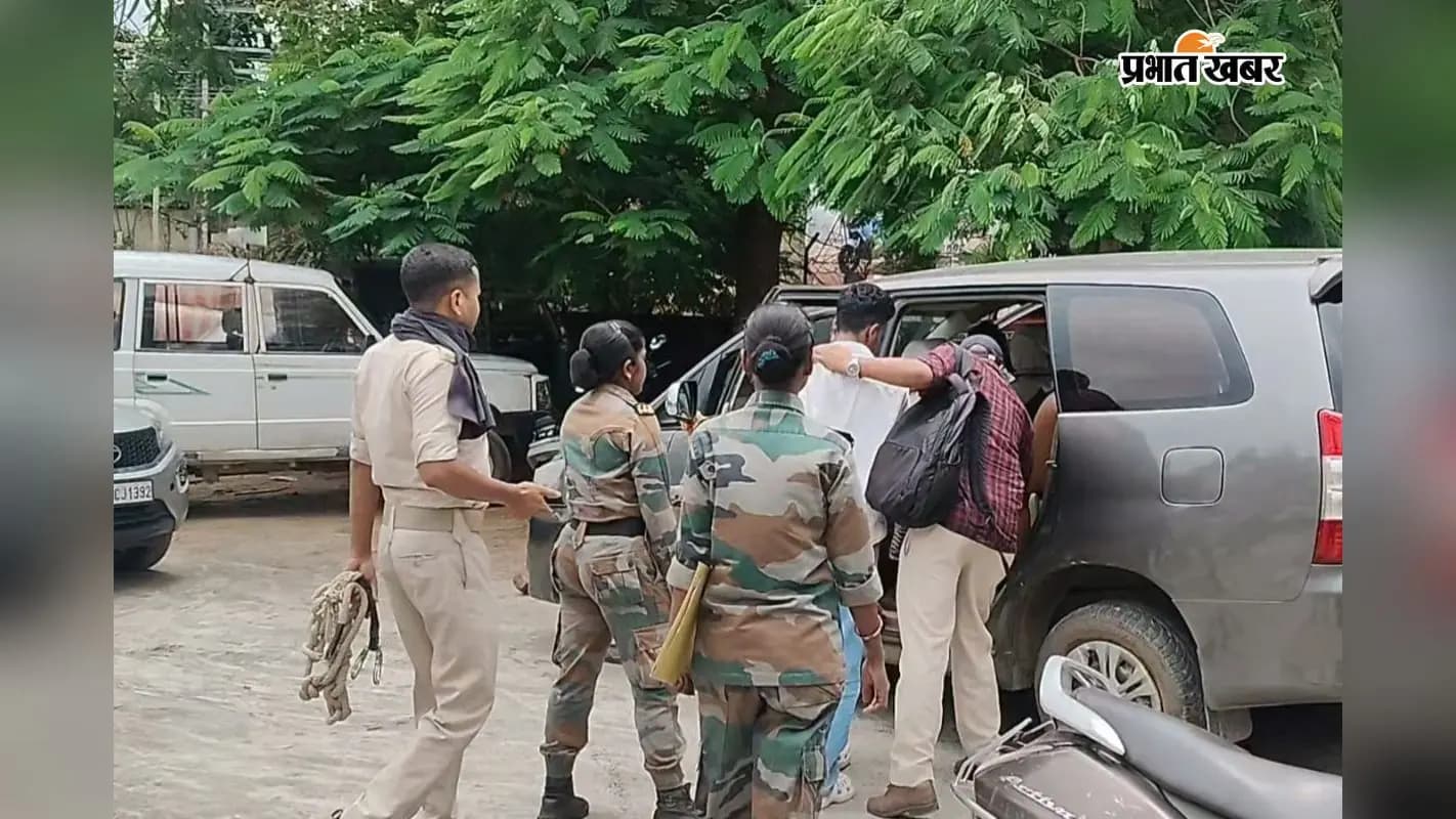 रेड मारने पहुंची गुमला पुलिस रेड मारने पहुंची गुमला पुलिस