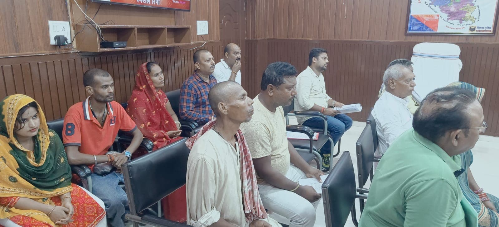 एसपी ने जनता दरबार में बारी- बारी से सुनीं फरियादियों की समस्याएं एसपी ने जनता दरबार में बारी- बारी से सुनीं फरियादियों की समस्याएं