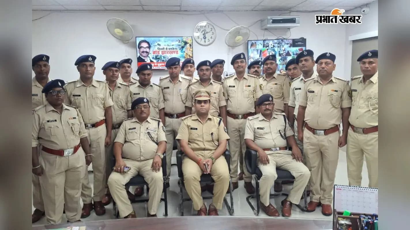 कार्यक्रम में मौजूद एसपी व नव प्रोन्नत सहायक अवर निरीक्षक. कार्यक्रम में मौजूद एसपी व नव प्रोन्नत सहायक अवर निरीक्षक.