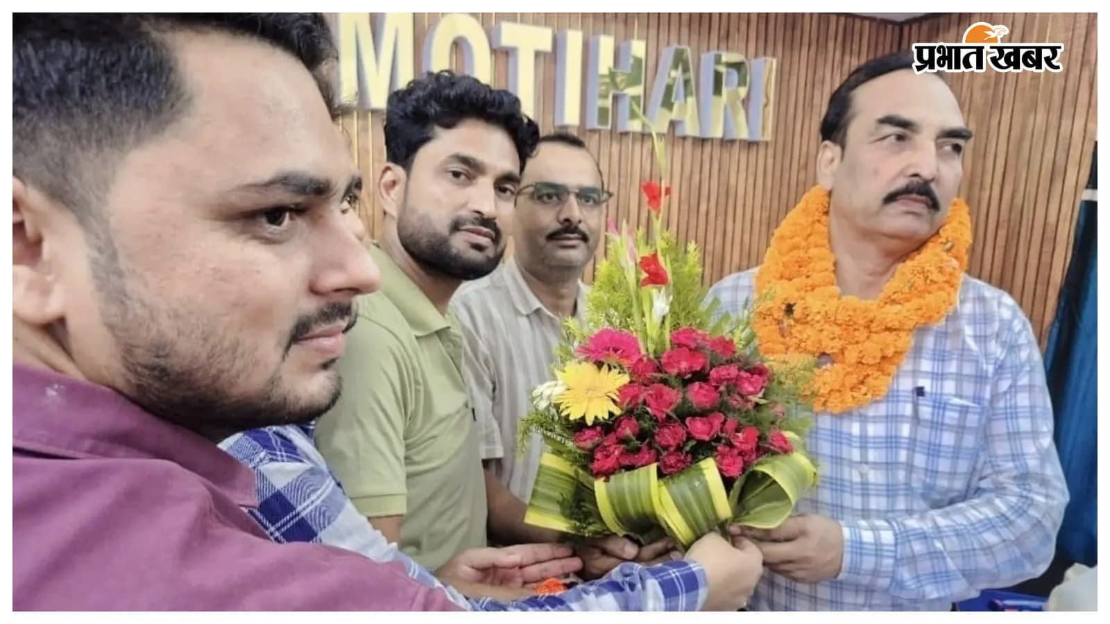 नवपदस्थापित बीईओ अफरोज आलम का स्वागत करते शिक्षक संघ के पदाधिकारी नवपदस्थापित बीईओ अफरोज आलम का स्वागत करते शिक्षक संघ के पदाधिकारी