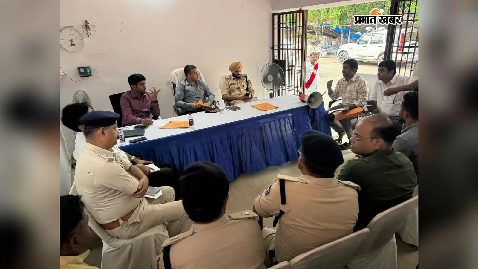 बैठक में उपस्थित अधिकारी. बैठक में उपस्थित अधिकारी.