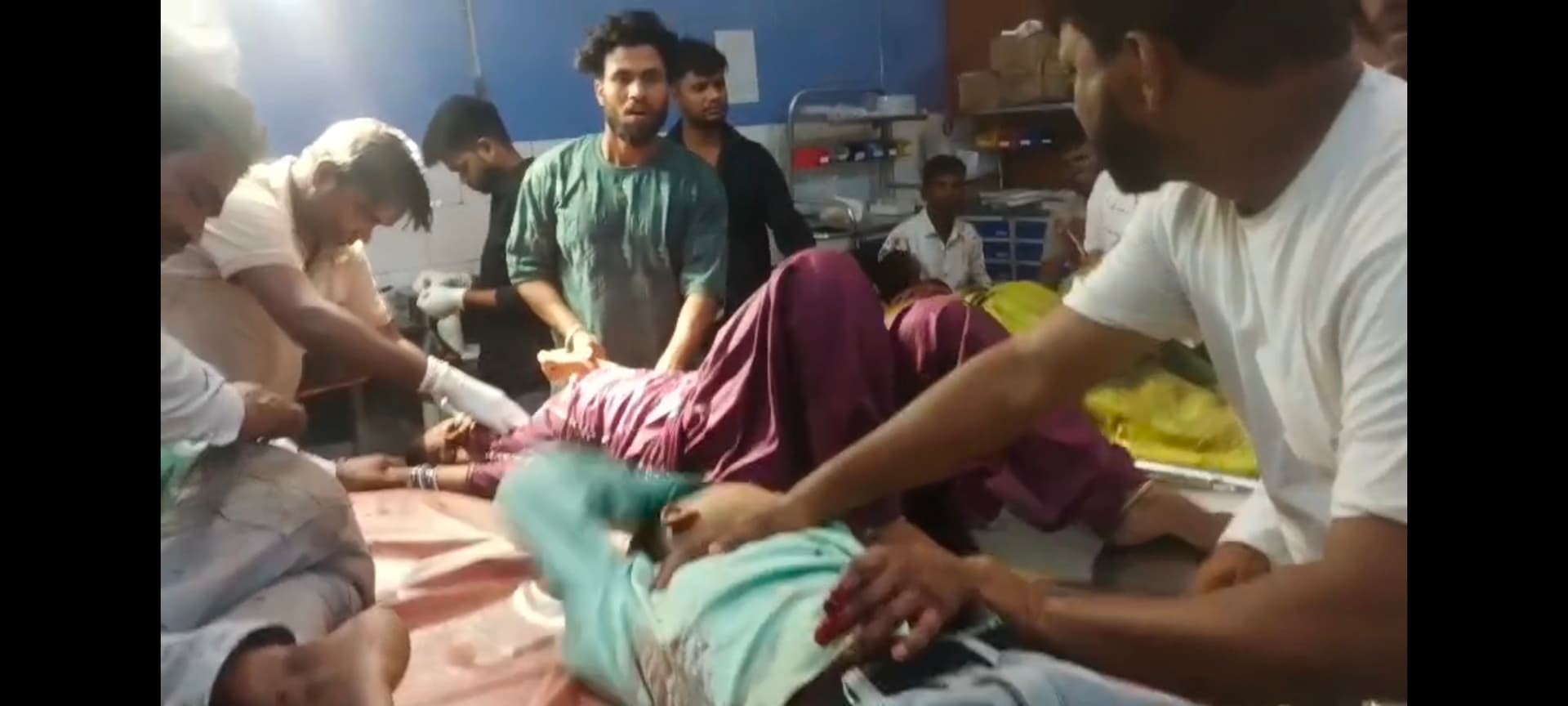 वलीमा से लौट रहे बारातियों से भरा टोटो ट्रक से टकराया, चार मासूम समेत 10 घायल वलीमा से लौट रहे बारातियों से भरा टोटो ट्रक से टकराया, चार मासूम समेत 10 घायल