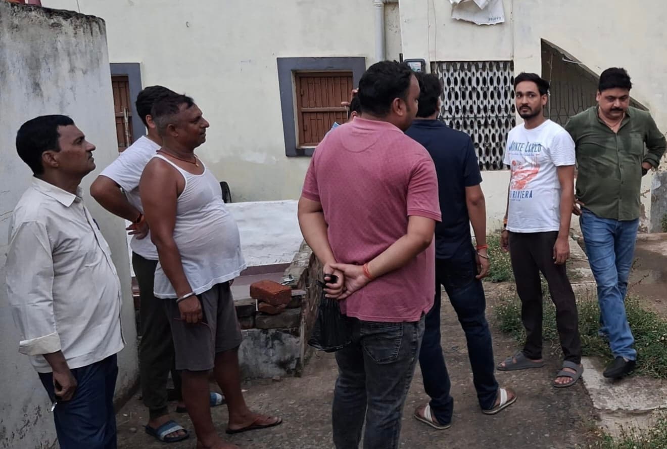 भाजपा विधान पार्षद के भतीजे के बंद घर को चोरों नें बनाया निशाना, पीतल-तांबे के बर्तन समेत कीमती सामान ले उड़े चोर भाजपा विधान पार्षद के भतीजे के बंद घर को चोरों नें बनाया निशाना, पीतल-तांबे के बर्तन समेत कीमती सामान ले उड़े चोर