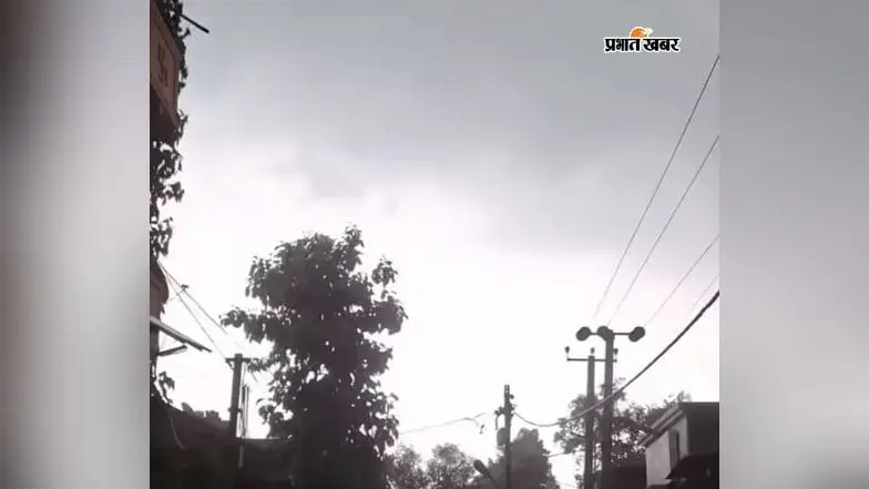 आसमान में छाए हल्के बादल आसमान में छाए हल्के बादल