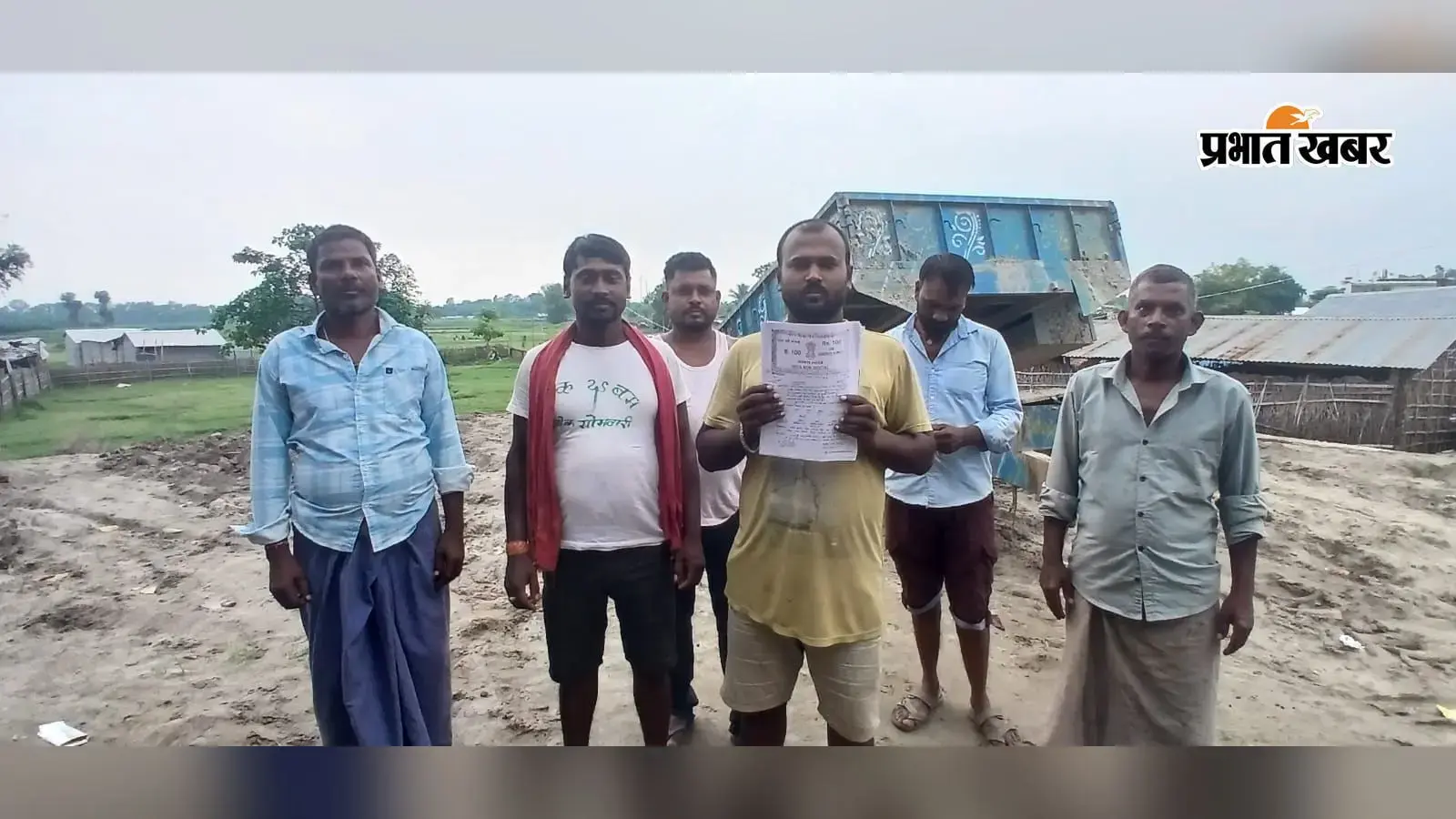जमीन का एग्रीमेंट दिखाते पीड़ित जमीन का एग्रीमेंट दिखाते पीड़ित