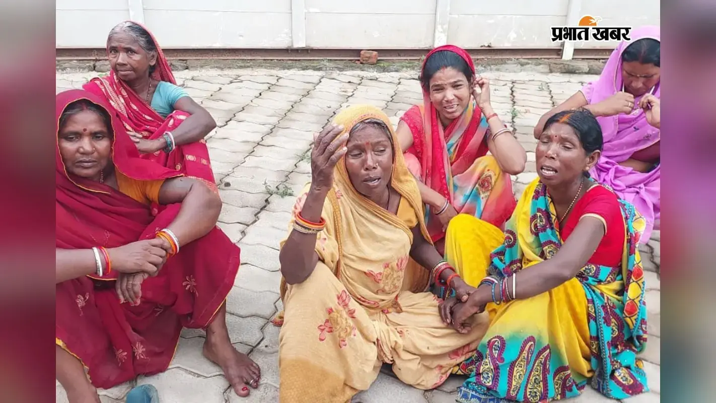 रोते-बिलखते परिजन. रोते-बिलखते परिजन.