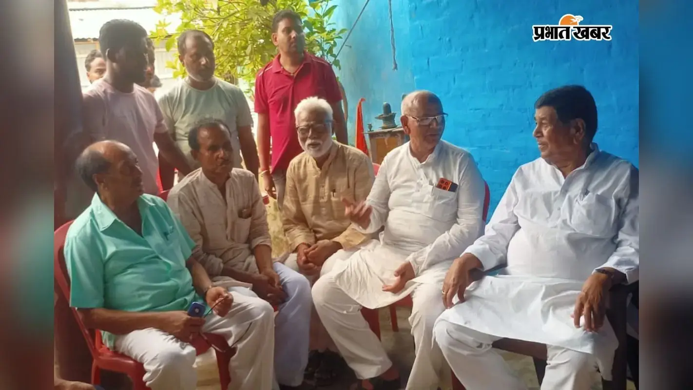 सहरसा - परिजनों से मिलते सांसद व अन्य सहरसा - परिजनों से मिलते सांसद व अन्य