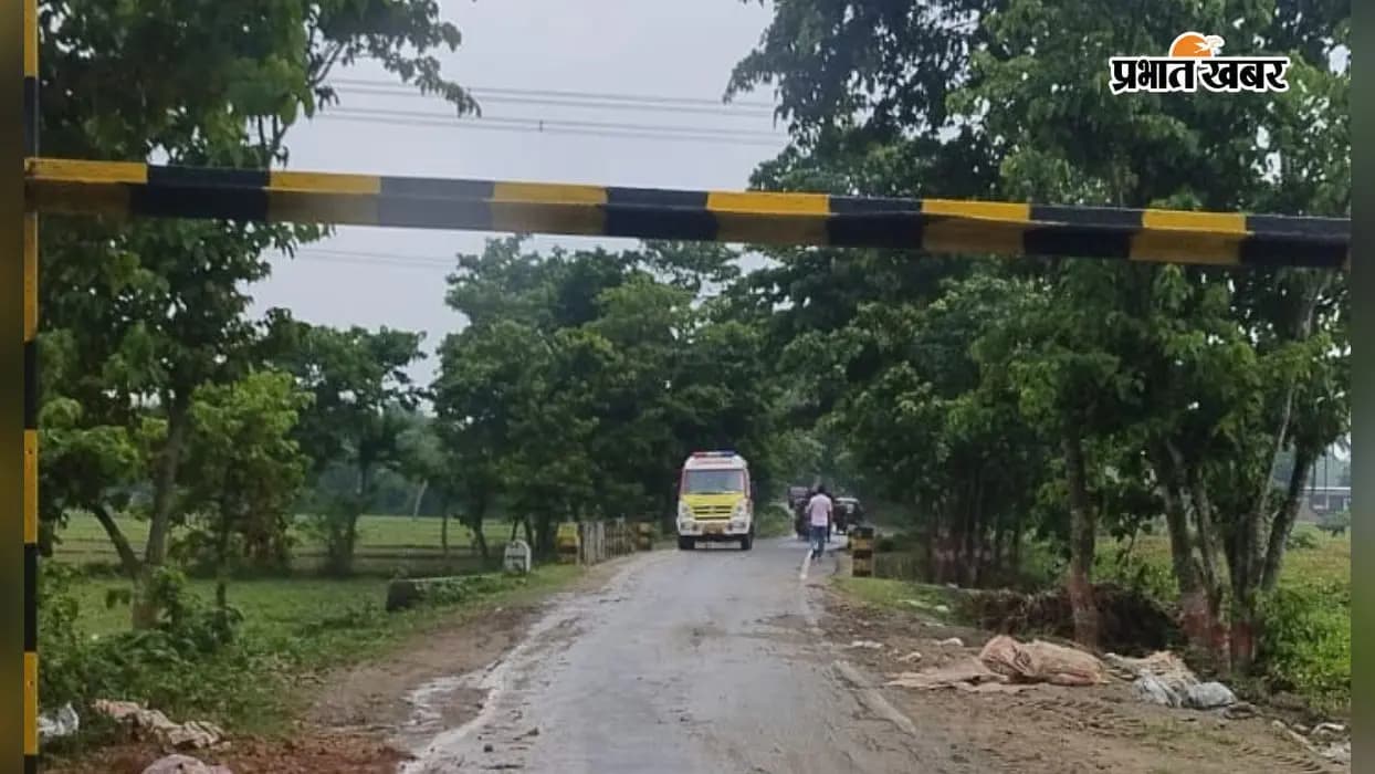 हाइट गेज के कारण पुल पर रुक गई एम्बुलेंस हाइट गेज के कारण पुल पर रुक गई एम्बुलेंस