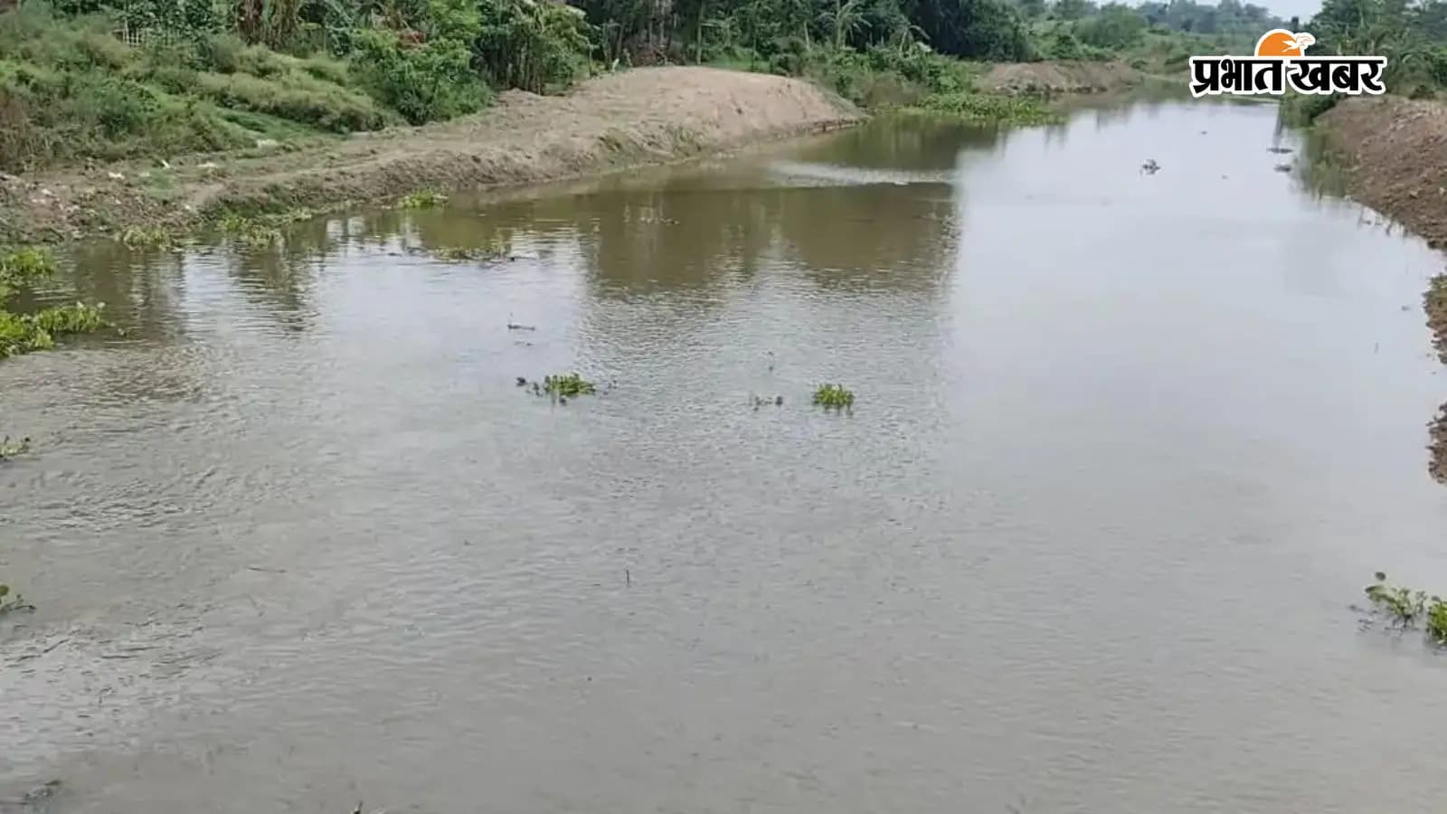 बागमती नदी की पुरानी धारा में पहुंचा बागमती नदी का पानी बागमती नदी की पुरानी धारा में पहुंचा बागमती नदी का पानी