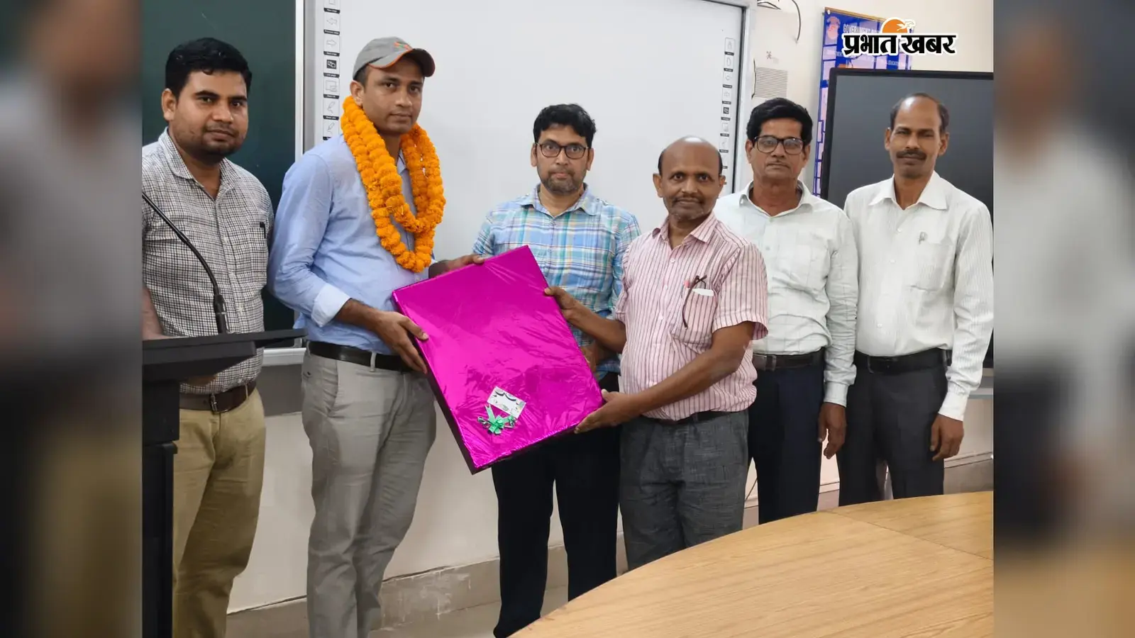 स्थानांतरण के अवसर पर व्याख्याता अमित कुमार को सम्मानित करते प्राचार्य, शिक्षक और कॉलेज कर्मी. स्थानांतरण के अवसर पर व्याख्याता अमित कुमार को सम्मानित करते प्राचार्य, शिक्षक और कॉलेज कर्मी.