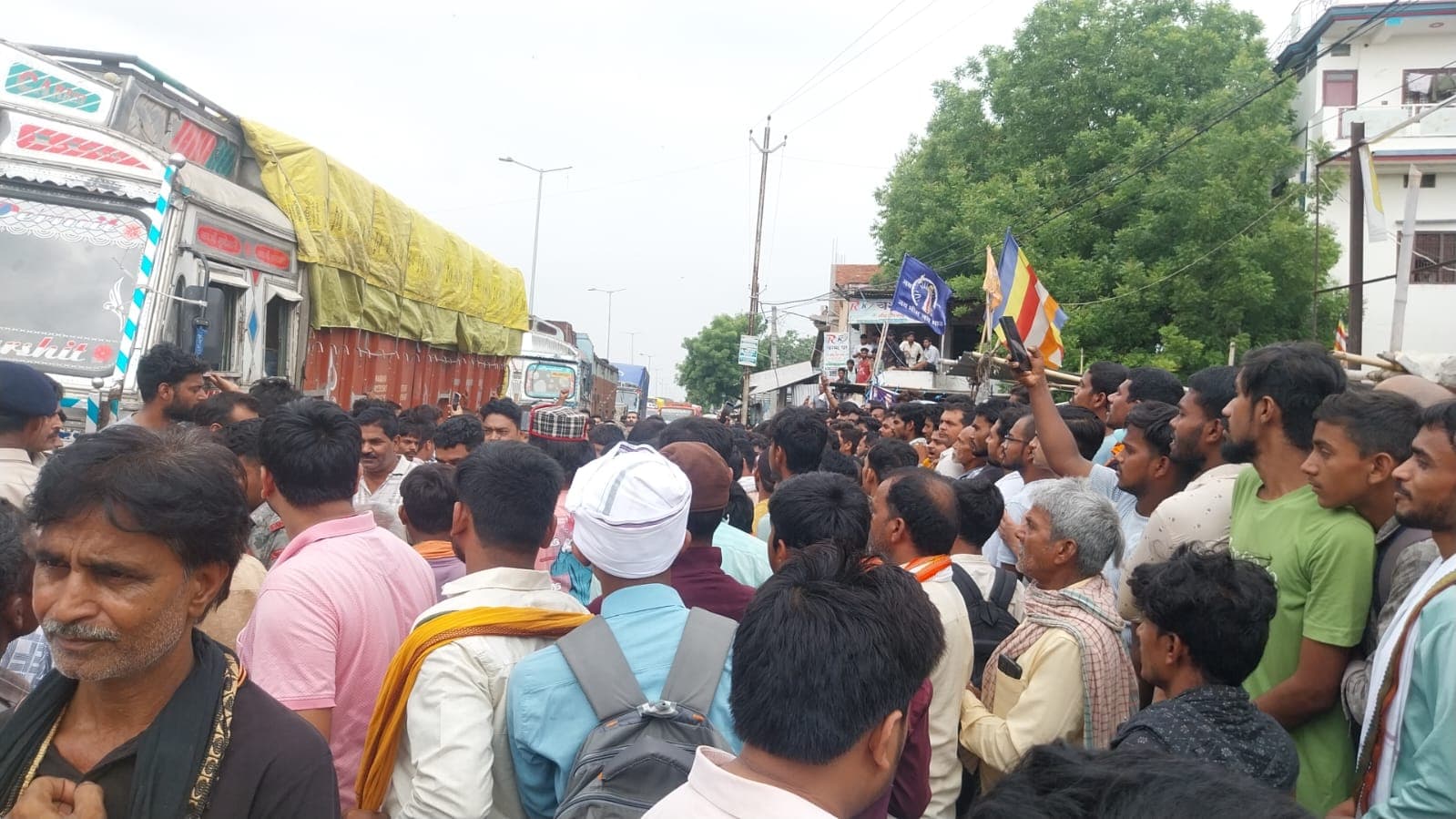 सीमेंट लदे ट्रक के चक्के से दबकर किशोर की मौत सीमेंट लदे ट्रक के चक्के से दबकर किशोर की मौत