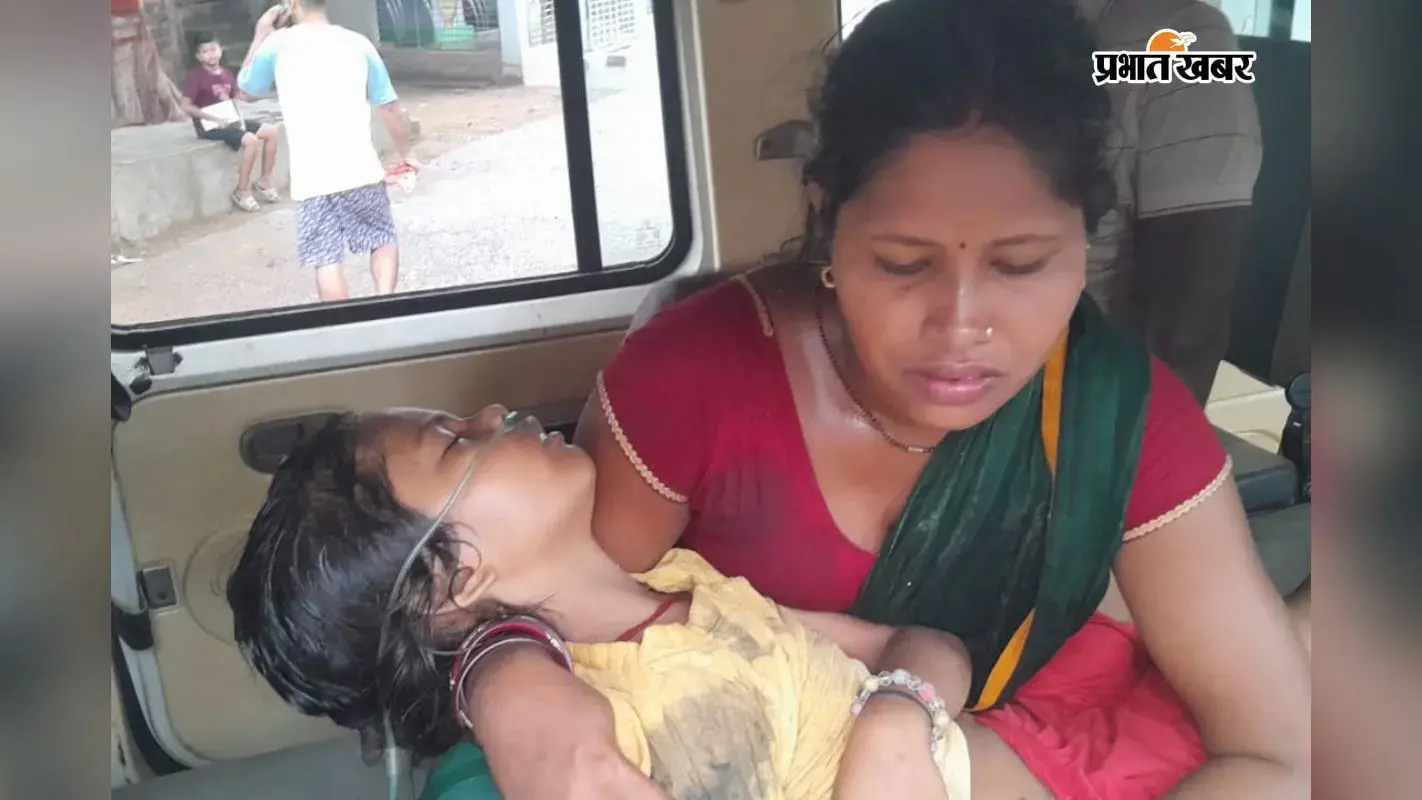बच्ची को गोद मे लेकर अस्पताल जाती मां. बच्ची को गोद मे लेकर अस्पताल जाती मां.