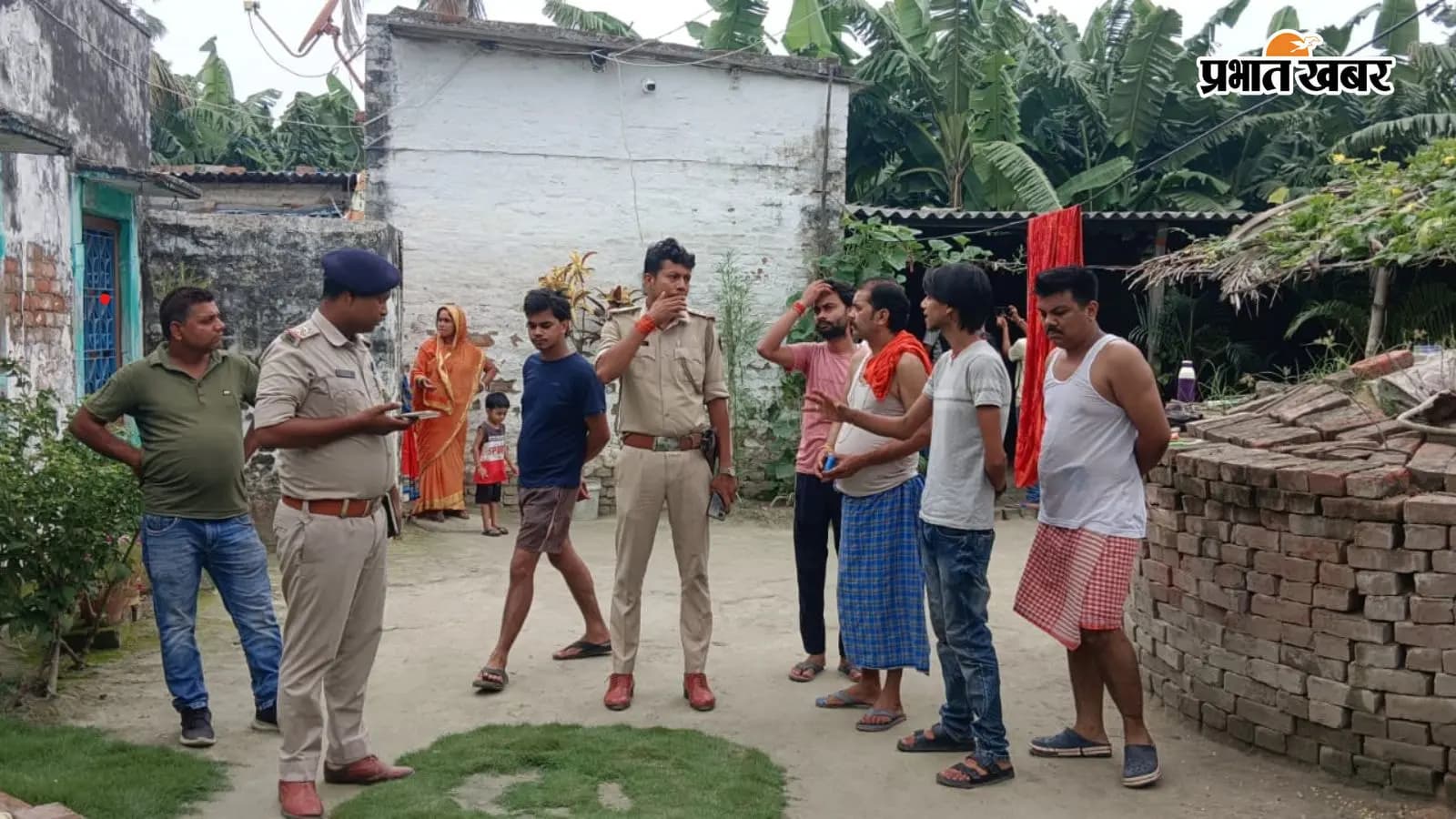 मौके पर पुलिस जांच करती हुई | Prabhat Khabar Network मौके पर पुलिस जांच करती हुई | Prabhat Khabar Network