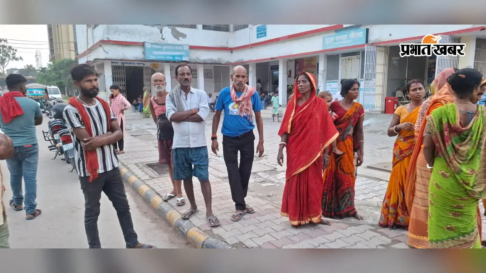 अस्पताल में मौजूद मृतक के परिजन अस्पताल में मौजूद मृतक के परिजन