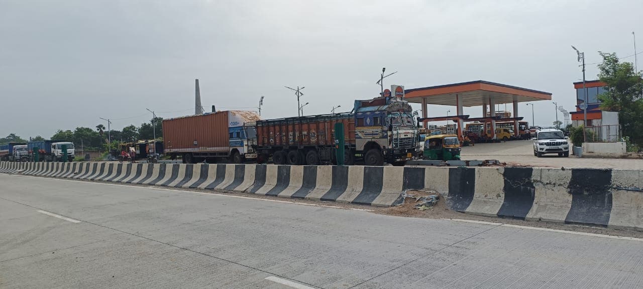 फोरलेन के किनारे दर्जनों हाईवा खड़े रहने से यात्री परेशान फोरलेन के किनारे दर्जनों हाईवा खड़े रहने से यात्री परेशान