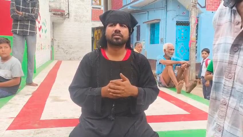 बुर्का पहनकर प्रेमिका से मिलने पहुंचा युवक को लोगों ने पकड़ा, पिटाई के बाद किया पुलिस के हवाले बुर्का पहनकर प्रेमिका से मिलने पहुंचा युवक को लोगों ने पकड़ा, पिटाई के बाद किया पुलिस के हवाले