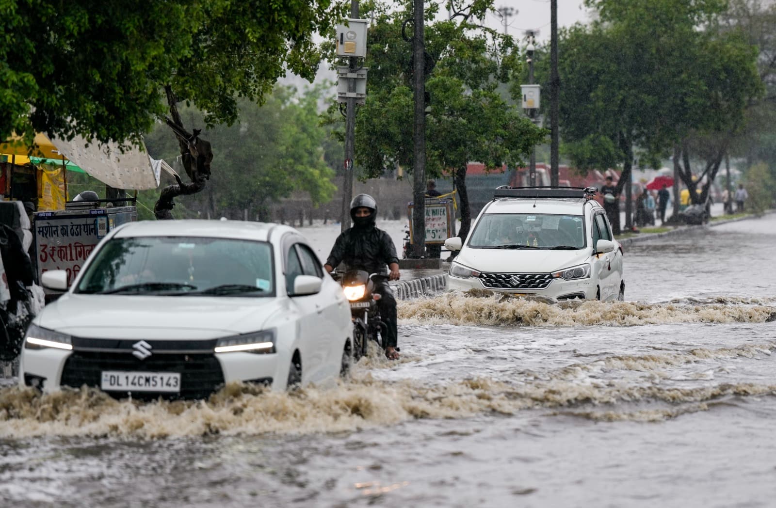 पानी से लबालब भरी सड़कें