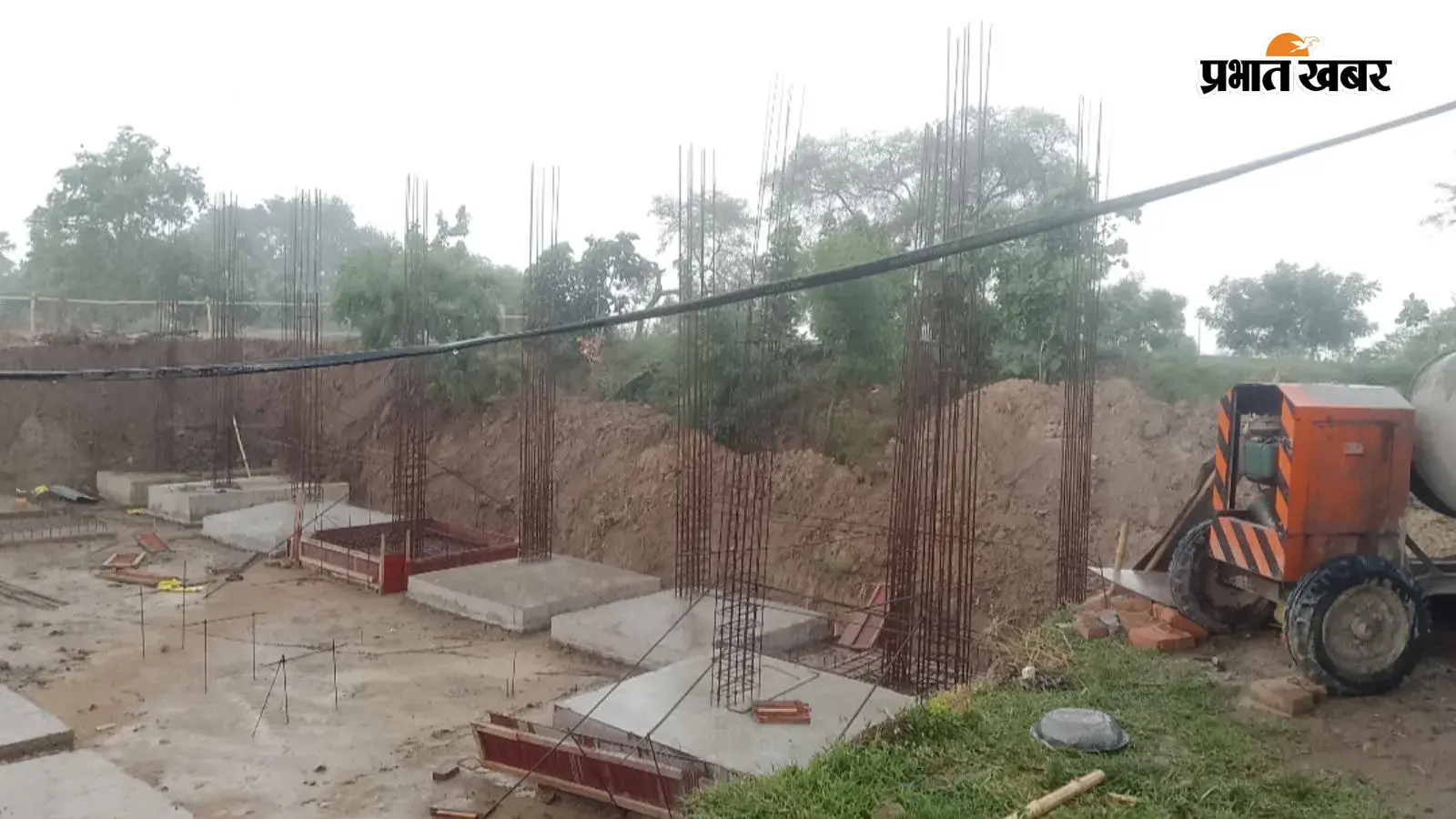 निर्माण कार्य में लगे मजदूर निर्माण कार्य में लगे मजदूर