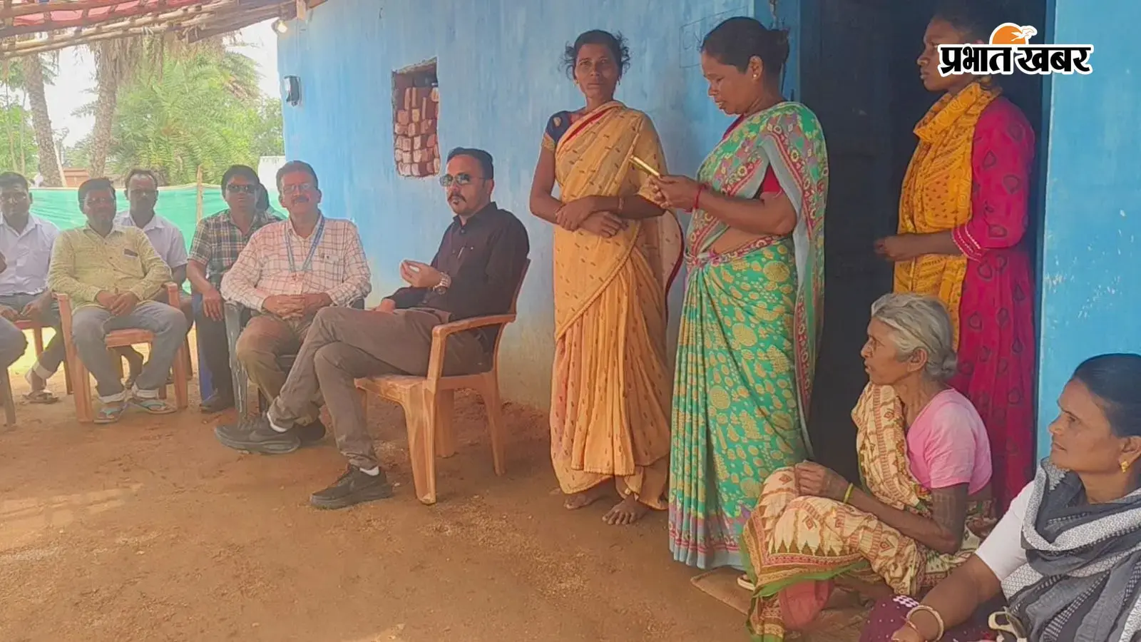 रतन लकड़ा के परिजनों से बातचीत करते क्षेत्रीय बैंक प्रबंधक रतन लकड़ा के परिजनों से बातचीत करते क्षेत्रीय बैंक प्रबंधक