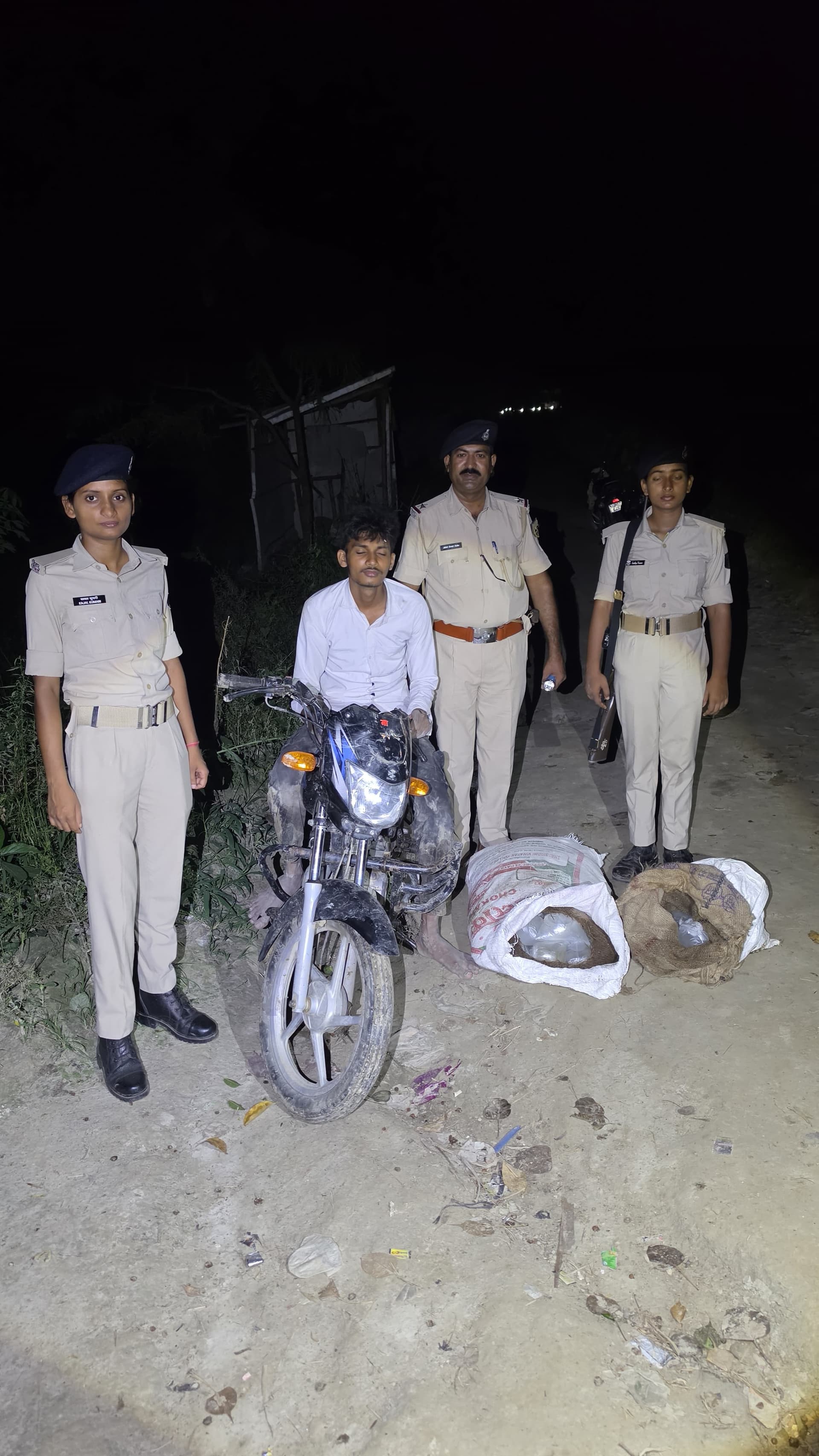 यूपी से शराब लेकर आ रहा एक धंधेबाज को विजयीपुर पुलिस ने किया शराब के साथ गिरफ्तार यूपी से शराब लेकर आ रहा एक धंधेबाज को विजयीपुर पुलिस ने किया शराब के साथ गिरफ्तार