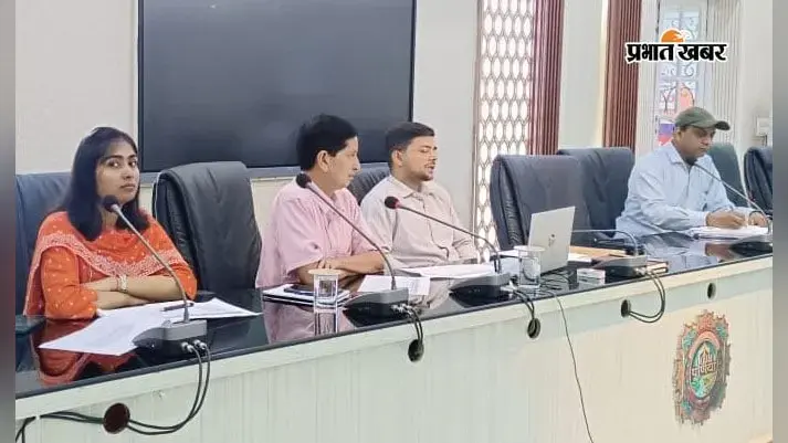 बैठक में निर्देश देते पूर्णिया डीएम बैठक में निर्देश देते पूर्णिया डीएम
