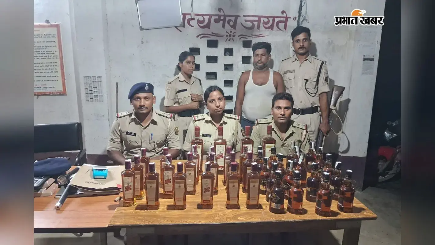 जब्त शराब की जानकारी देते पुलिस पदाधिकारी व गिरफ्तार तस्कर. जब्त शराब की जानकारी देते पुलिस पदाधिकारी व गिरफ्तार तस्कर.