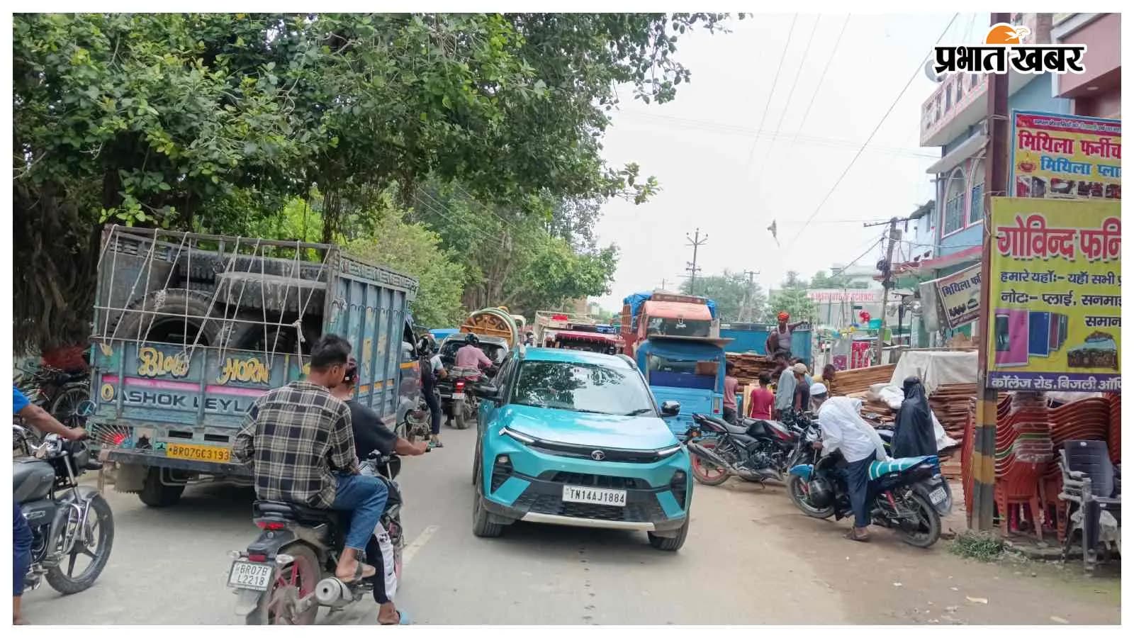 मुख्य सड़क पर लगे जाम में फंसे वाहन मुख्य सड़क पर लगे जाम में फंसे वाहन