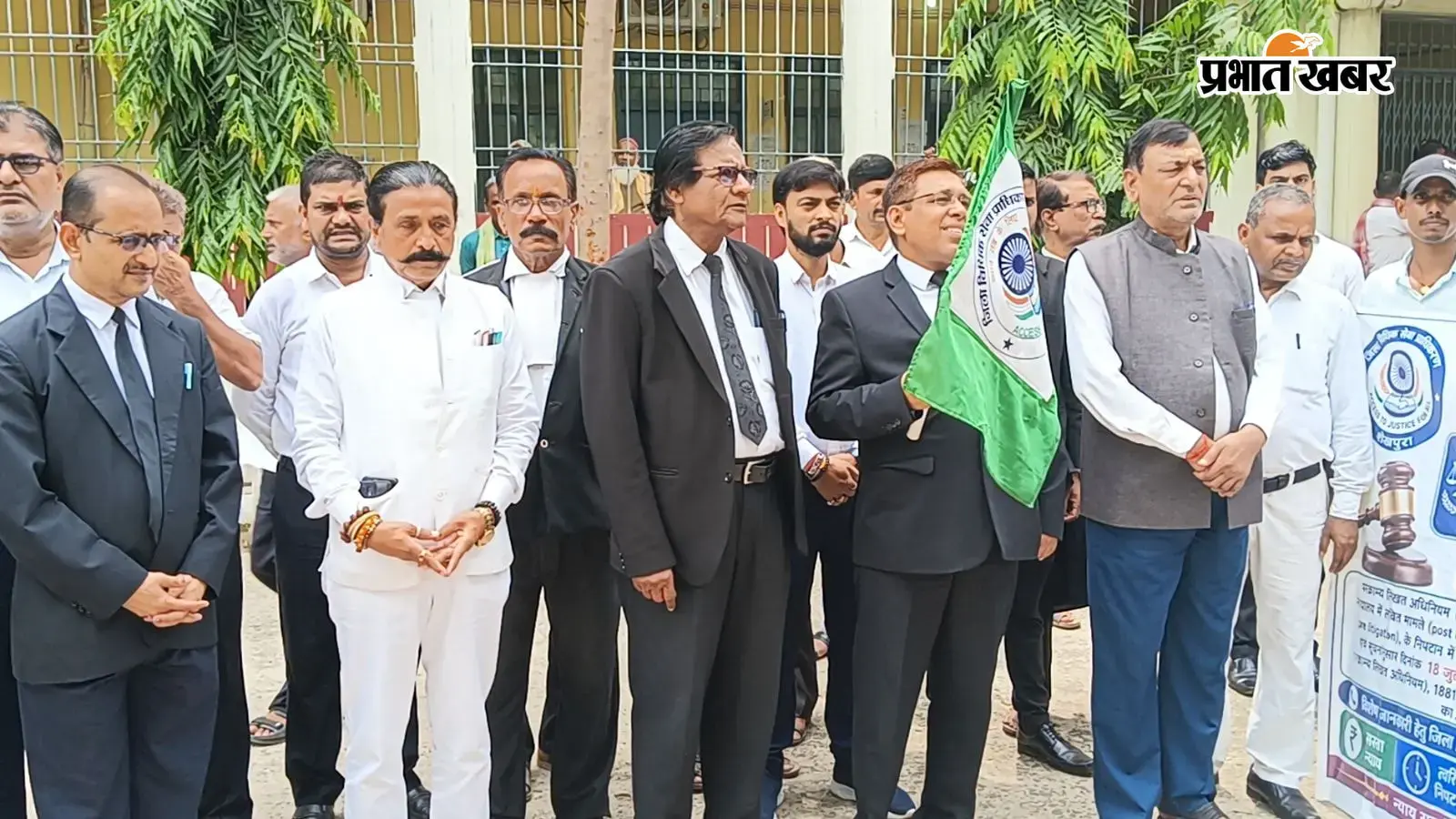 हरी झंडी दिखाकर रवाना करते प्रधान जिला जज व अन्य हरी झंडी दिखाकर रवाना करते प्रधान जिला जज व अन्य