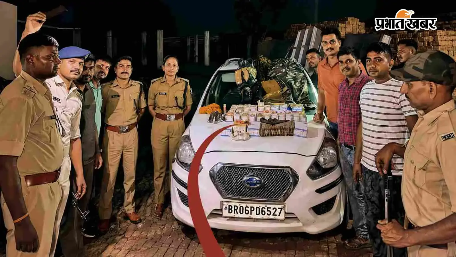 पुलिस की रेड में जब्त फेक करेंसी, फोटो- प्रभात खबर पुलिस की रेड में जब्त फेक करेंसी, फोटो- प्रभात खबर