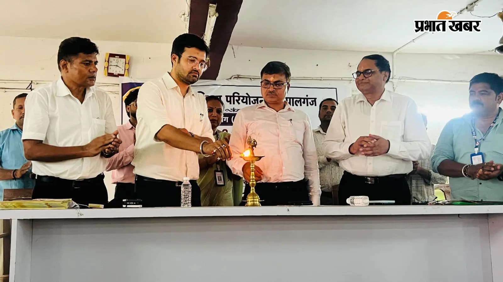 एक कार्यक्रम में एक साथ दीप प्रज्वलित करते नए अधिकारी | Prabhat Khabar एक कार्यक्रम में एक साथ दीप प्रज्वलित करते नए अधिकारी | Prabhat Khabar