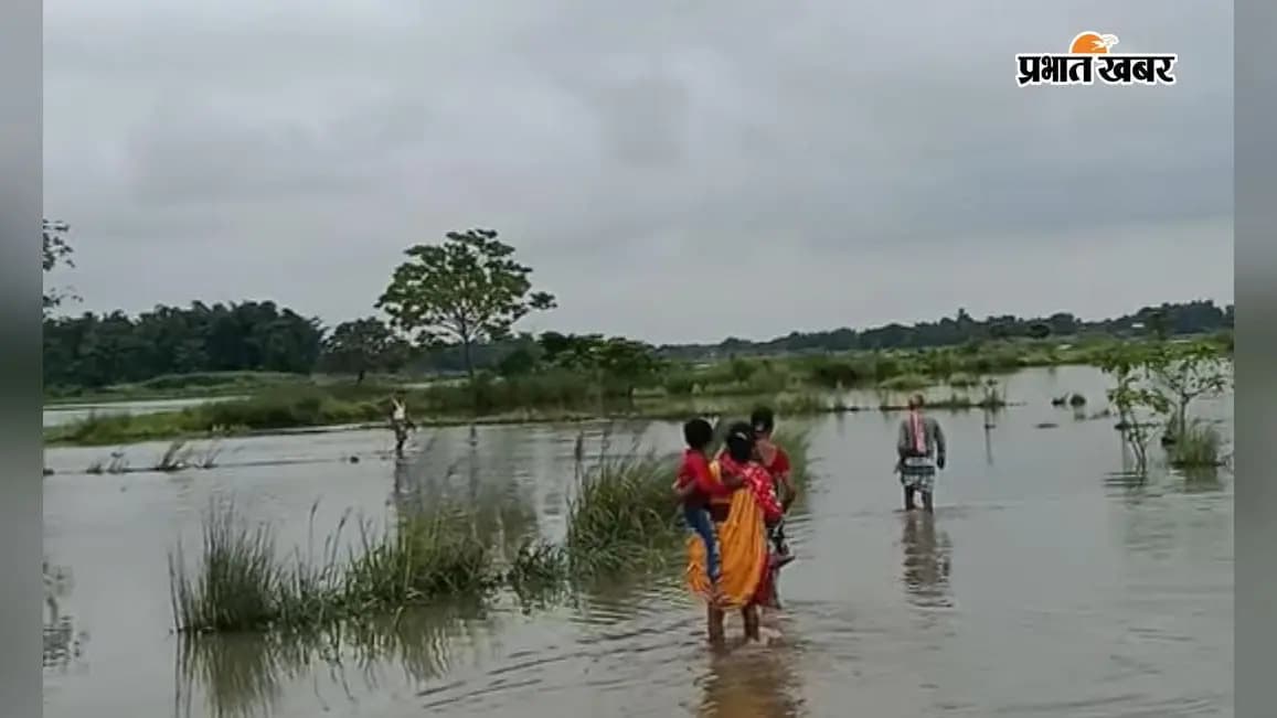 बारिश के बीच पानी से डूबे डायवर्सन से जान जोखिम में डालकर गुजरते राहगीर. बारिश के बीच पानी से डूबे डायवर्सन से जान जोखिम में डालकर गुजरते राहगीर.