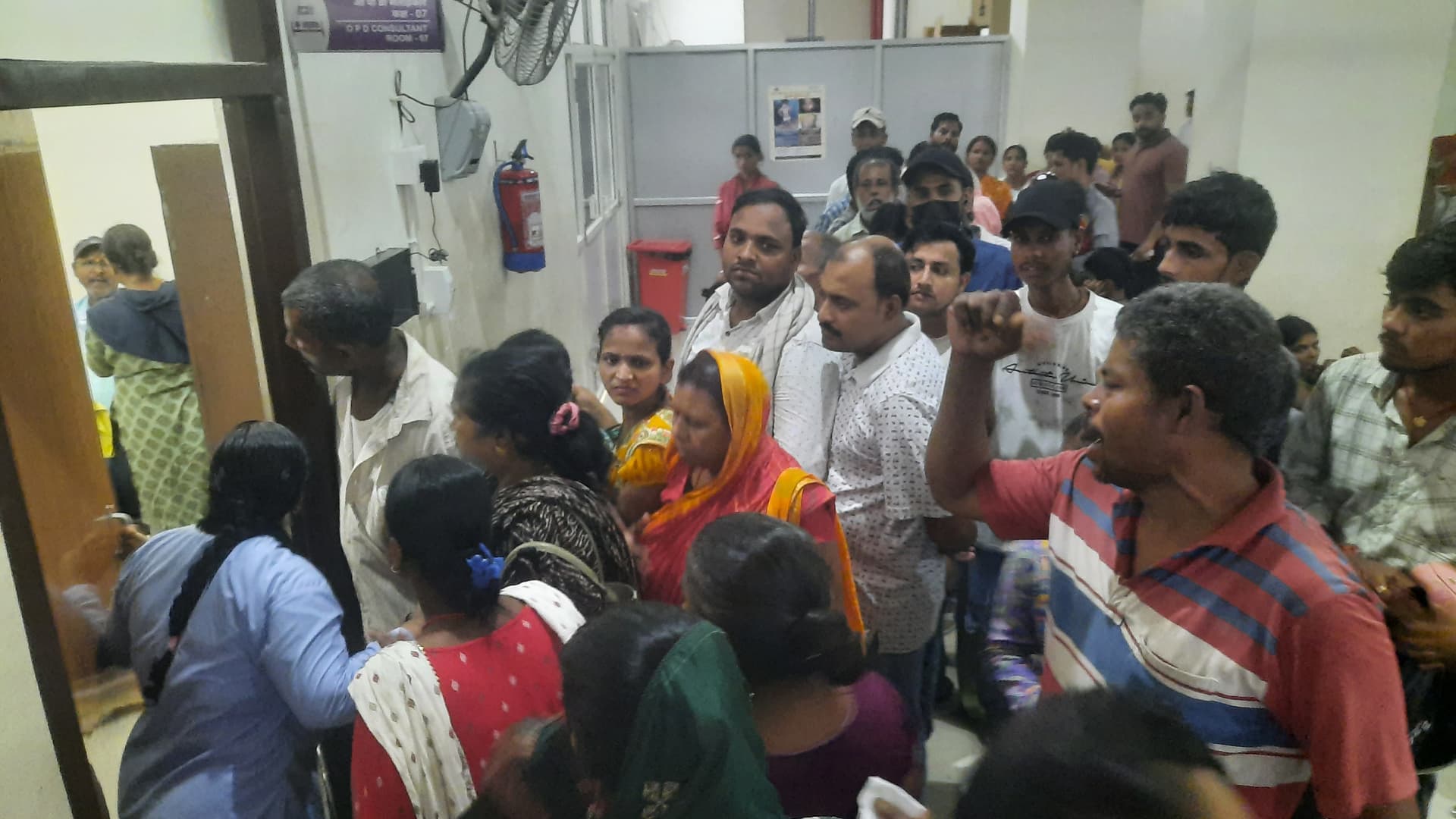 सदर अस्पताल के सर्जरी ओपीडी में कतार तोड़ने पर हंगामा. सदर अस्पताल के सर्जरी ओपीडी में कतार तोड़ने पर हंगामा.