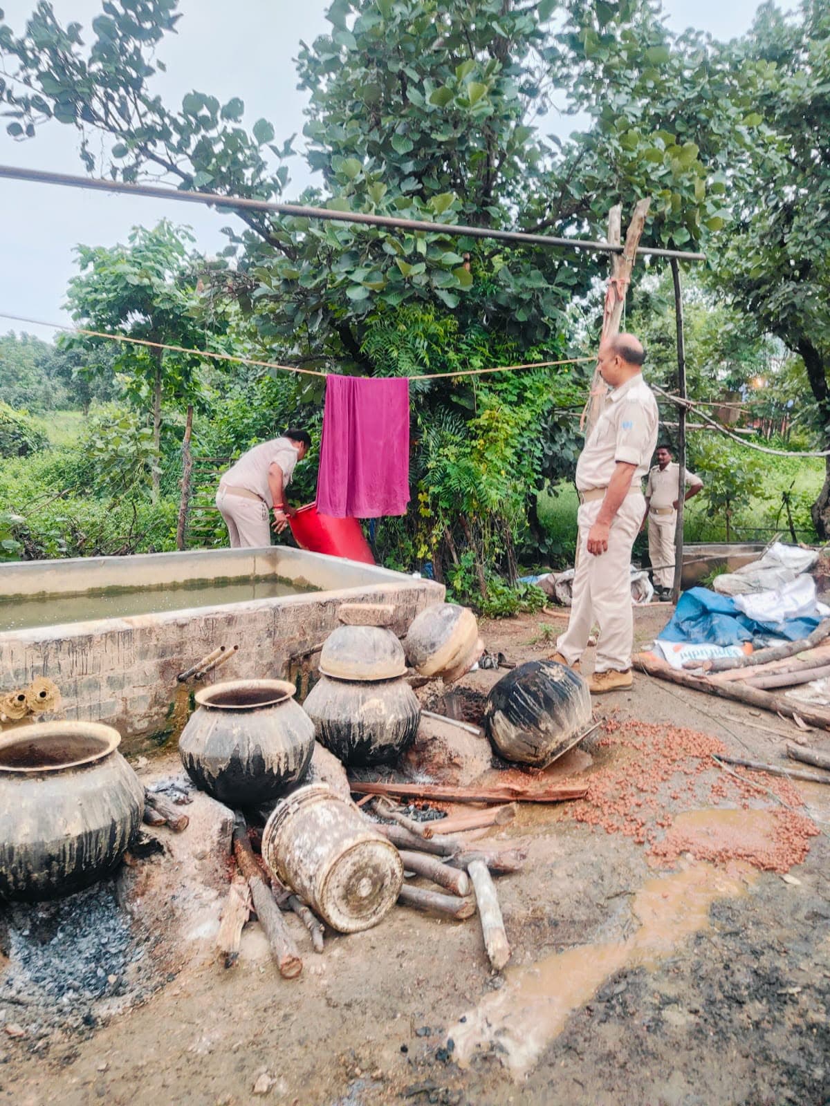 40 लीटर अवैध चुलाई शराब के साथ 1200 किलोग्राम जावा महुआ बरामद 40 लीटर अवैध चुलाई शराब के साथ 1200 किलोग्राम जावा महुआ बरामद