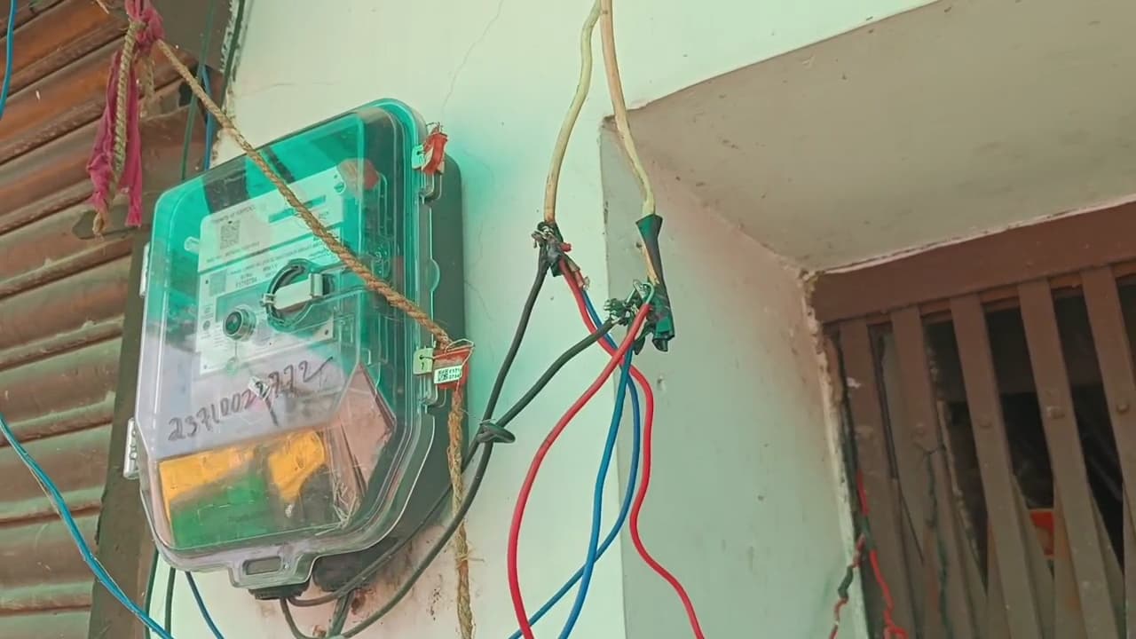हलसी में बिजली चोरी पर विभाग की बड़ी कार्रवाई, 91 हजार का जुर्माना हलसी में बिजली चोरी पर विभाग की बड़ी कार्रवाई, 91 हजार का जुर्माना