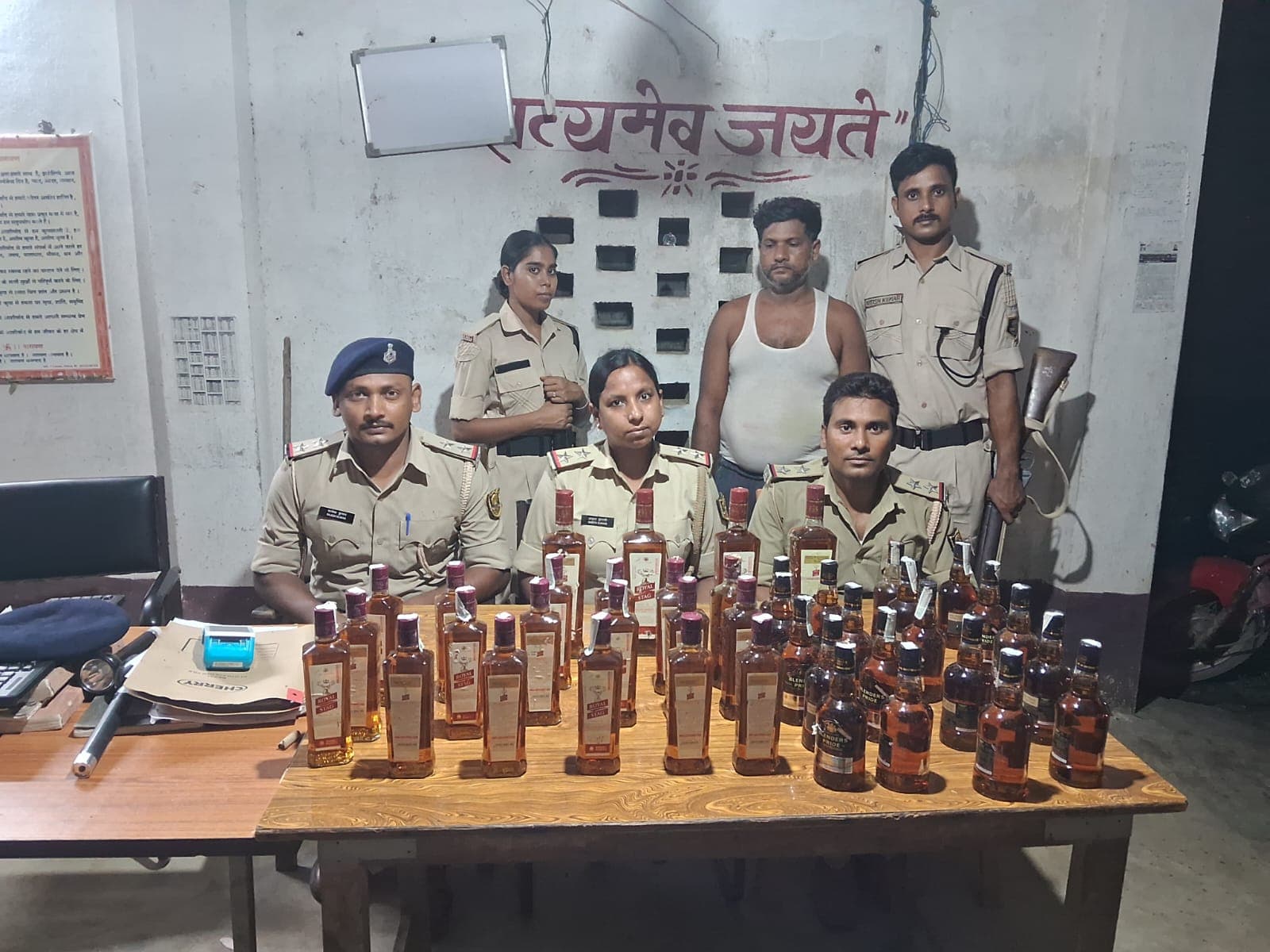 हलसी में 16 लीटर विदेशी शराब के साथ तस्कर गिरफ्तार हलसी में 16 लीटर विदेशी शराब के साथ तस्कर गिरफ्तार