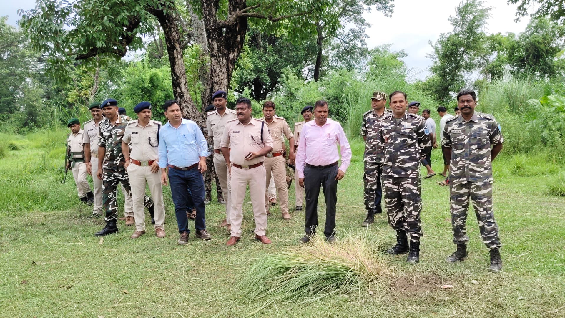 ठाड़ी में वन भूमि अतिक्रमण हटाने पर भड़का बवाल,एक महिला समेत कुल छः ग्रामीण घायल हो गए ठाड़ी में वन भूमि अतिक्रमण हटाने पर भड़का बवाल,एक महिला समेत कुल छः ग्रामीण घायल हो गए