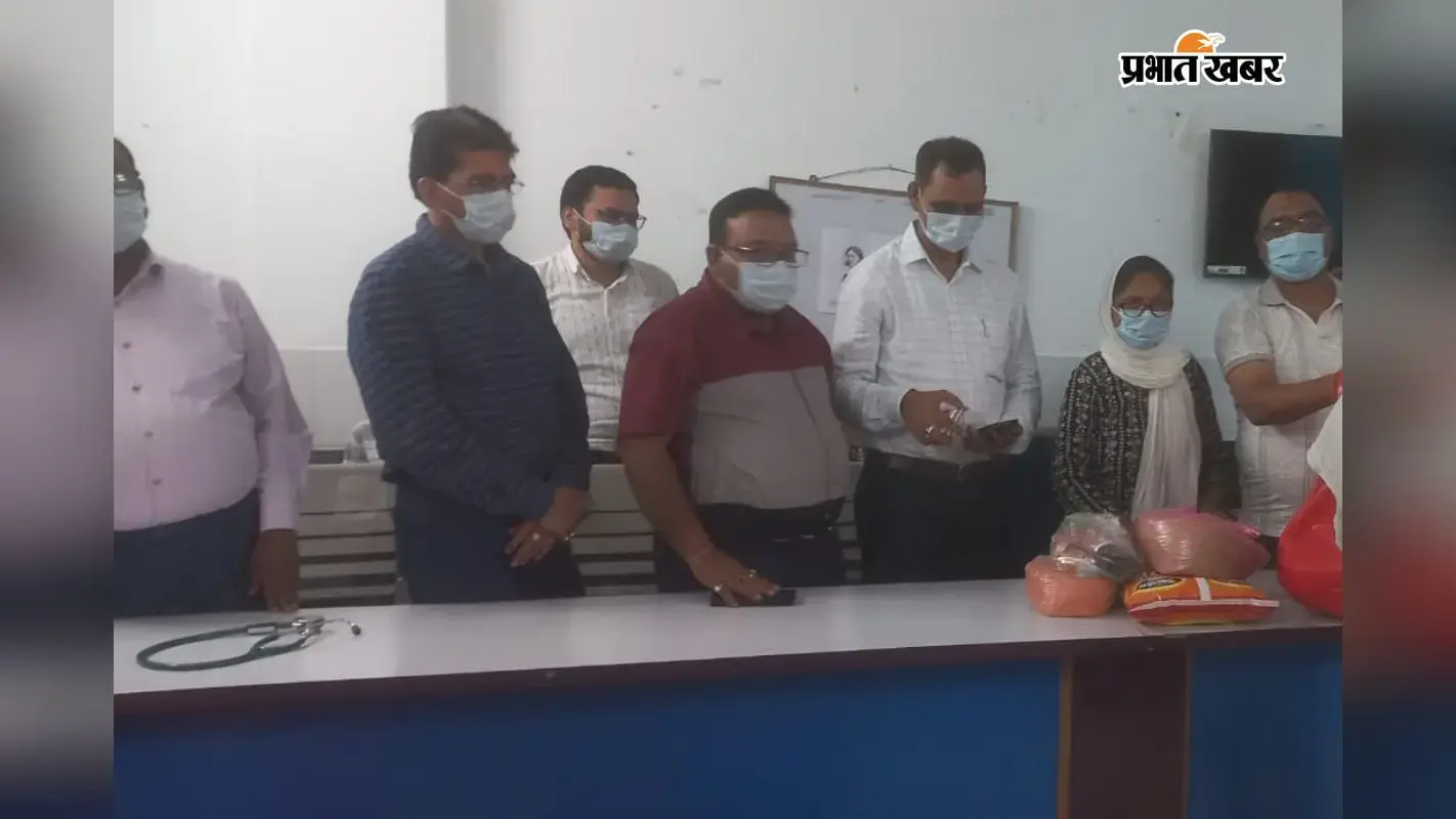 पोषाहार का वितरण करते निक्षय मित्र. पोषाहार का वितरण करते निक्षय मित्र.