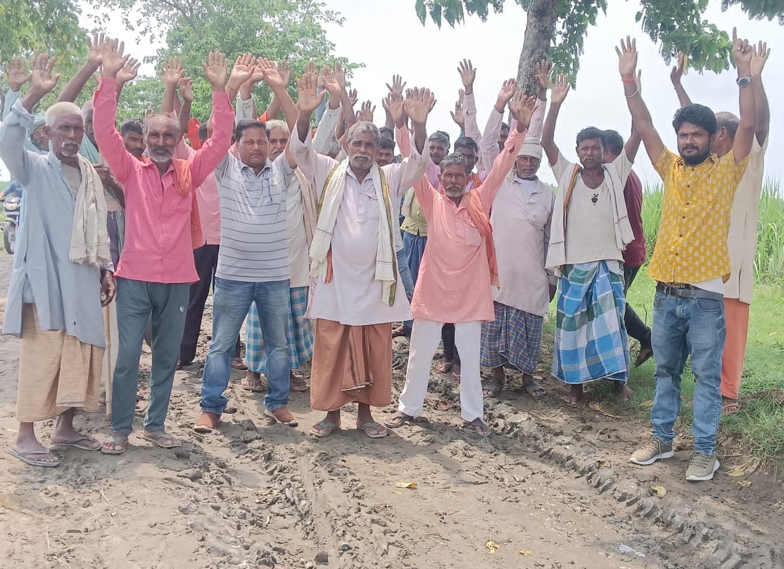 बांध उच्चीकरण का काम रोकने पर ग्रामीणों ने किया विरोध बांध उच्चीकरण का काम रोकने पर ग्रामीणों ने किया विरोध