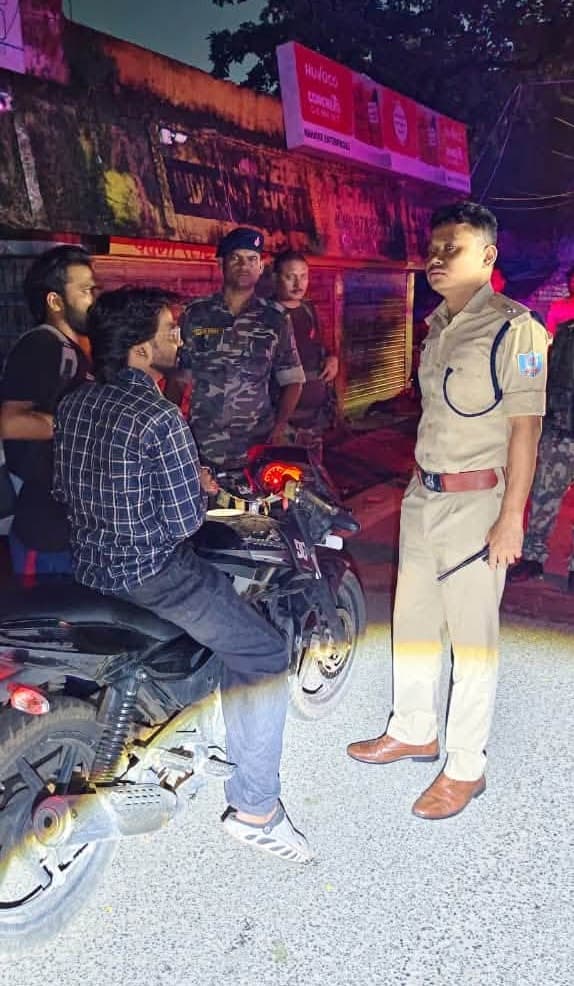 सरायकेल. एक्शन मोड में दिखे एसपी, रात्रि में विभिन्न थाना क्षेत्रों का किया औचक निरीक्षण सरायकेल. एक्शन मोड में दिखे एसपी, रात्रि में विभिन्न थाना क्षेत्रों का किया औचक निरीक्षण