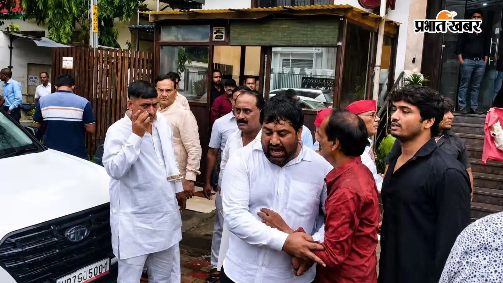 सपा की बैठक में हंगामा (क्रेडिट सोशल मीडिया) सपा की बैठक में हंगामा (क्रेडिट सोशल मीडिया)