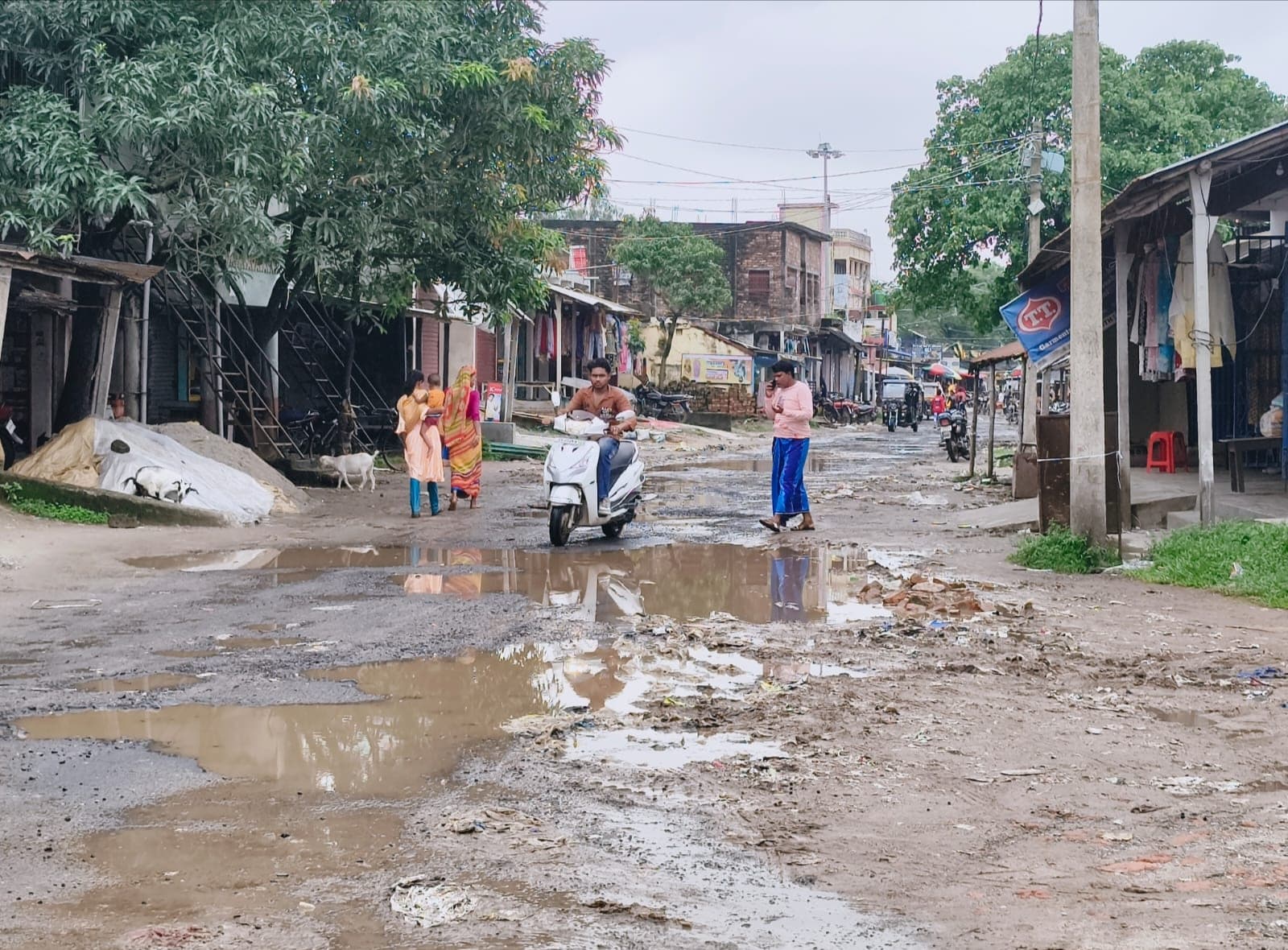 गड्ढों में तब्दील हुई काजीटोला-मथुरापुर सड़क, वर्षों से बदहाली झेल रहे ग्रामीण गड्ढों में तब्दील हुई काजीटोला-मथुरापुर सड़क, वर्षों से बदहाली झेल रहे ग्रामीण