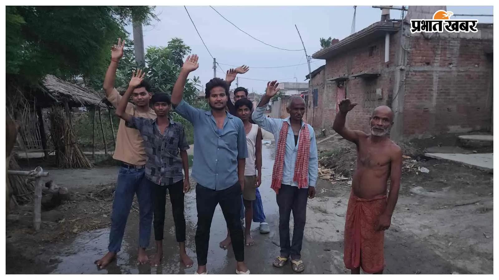 प्रदर्शन कर ग्रामीणों ने जल्द मरम्मत की मांग उठाई प्रदर्शन कर ग्रामीणों ने जल्द मरम्मत की मांग उठाई