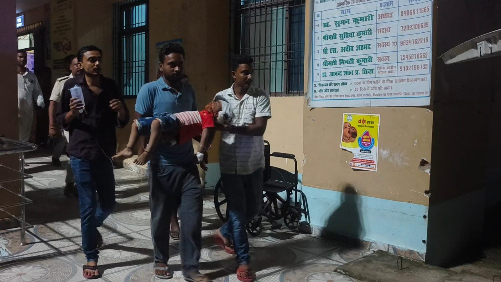 तेज रफ्तार कार ने बाइक सवार को मारी टक्कर,युवक की मौत, 5 वर्षीय बालक घायल,रेफर तेज रफ्तार कार ने बाइक सवार को मारी टक्कर,युवक की मौत, 5 वर्षीय बालक घायल,रेफर