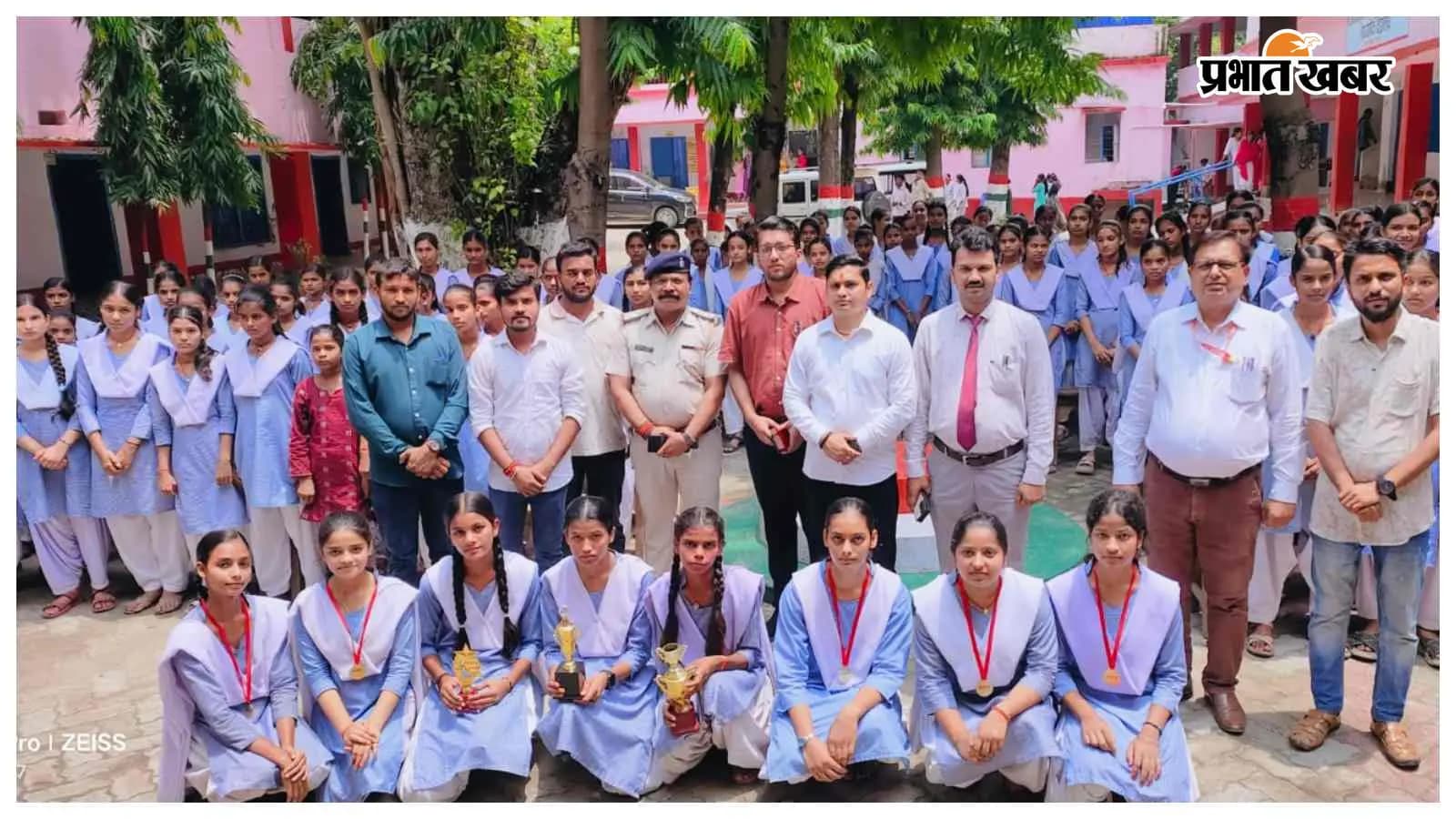 प्रतिभागीयो को सम्मानित करने के बाद मुख्य अतिथि प्रतिभागीयो को सम्मानित करने के बाद मुख्य अतिथि