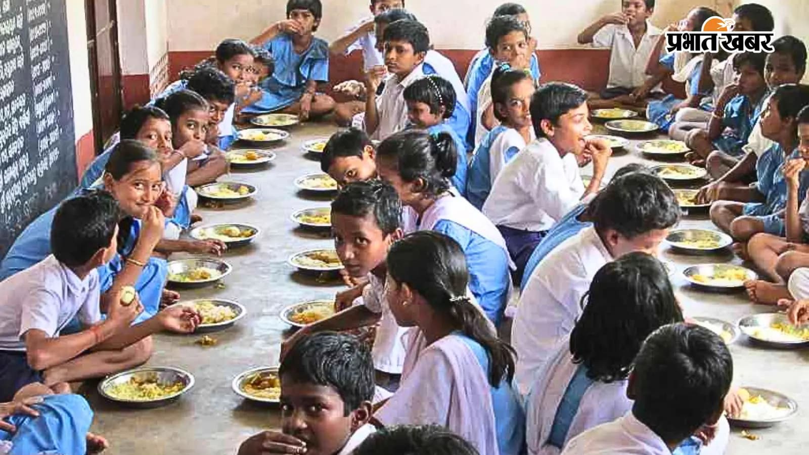 स्कूल में भोजन करते बच्चे स्कूल में भोजन करते बच्चे