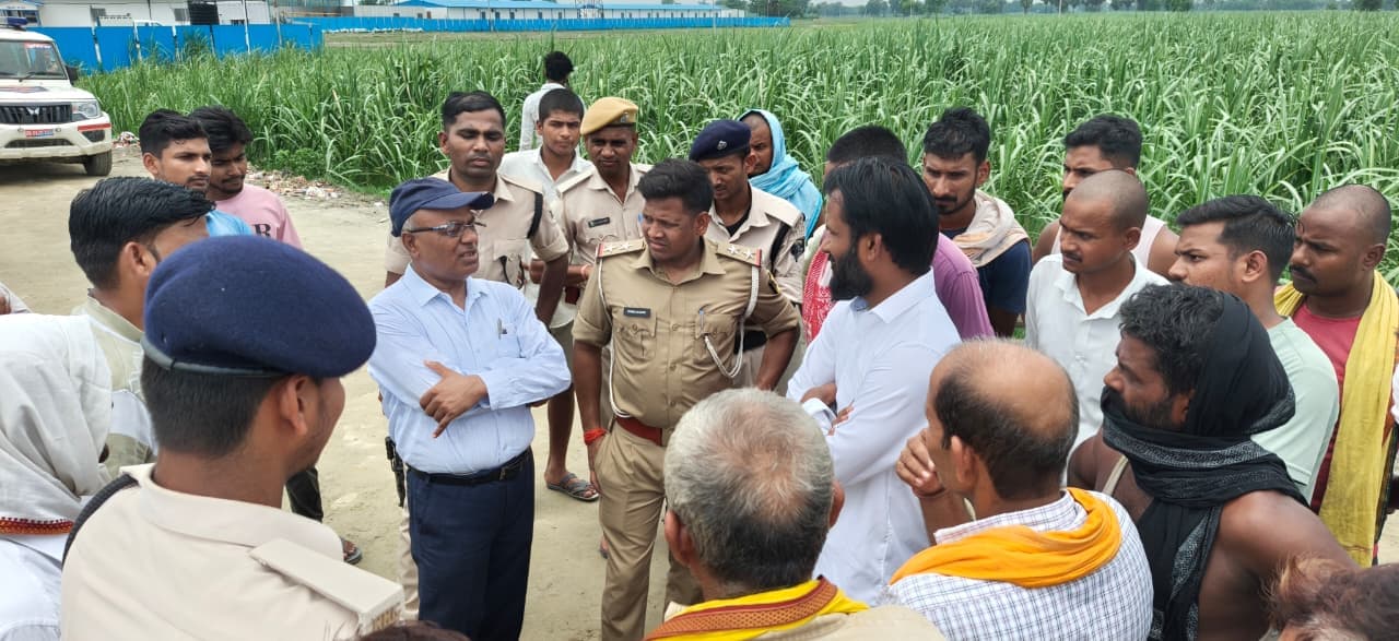 गंडक नदी में पुल निर्माण कंपनी के प्लांट के बाहर शव रखकर ग्रामीणों ने किया हंगामा , भलुआ सारण तटबंध के समीप डंपर की चपेट में आने से बुधवार की देर संध्या एक युवक की मौत हो गयी थी गंडक नदी में पुल निर्माण कंपनी के प्लांट के बाहर शव रखकर ग्रामीणों ने किया हंगामा , भलुआ सारण तटबंध के समीप डंपर की चपेट में आने से बुधवार की देर संध्या एक युवक की मौत हो गयी थी